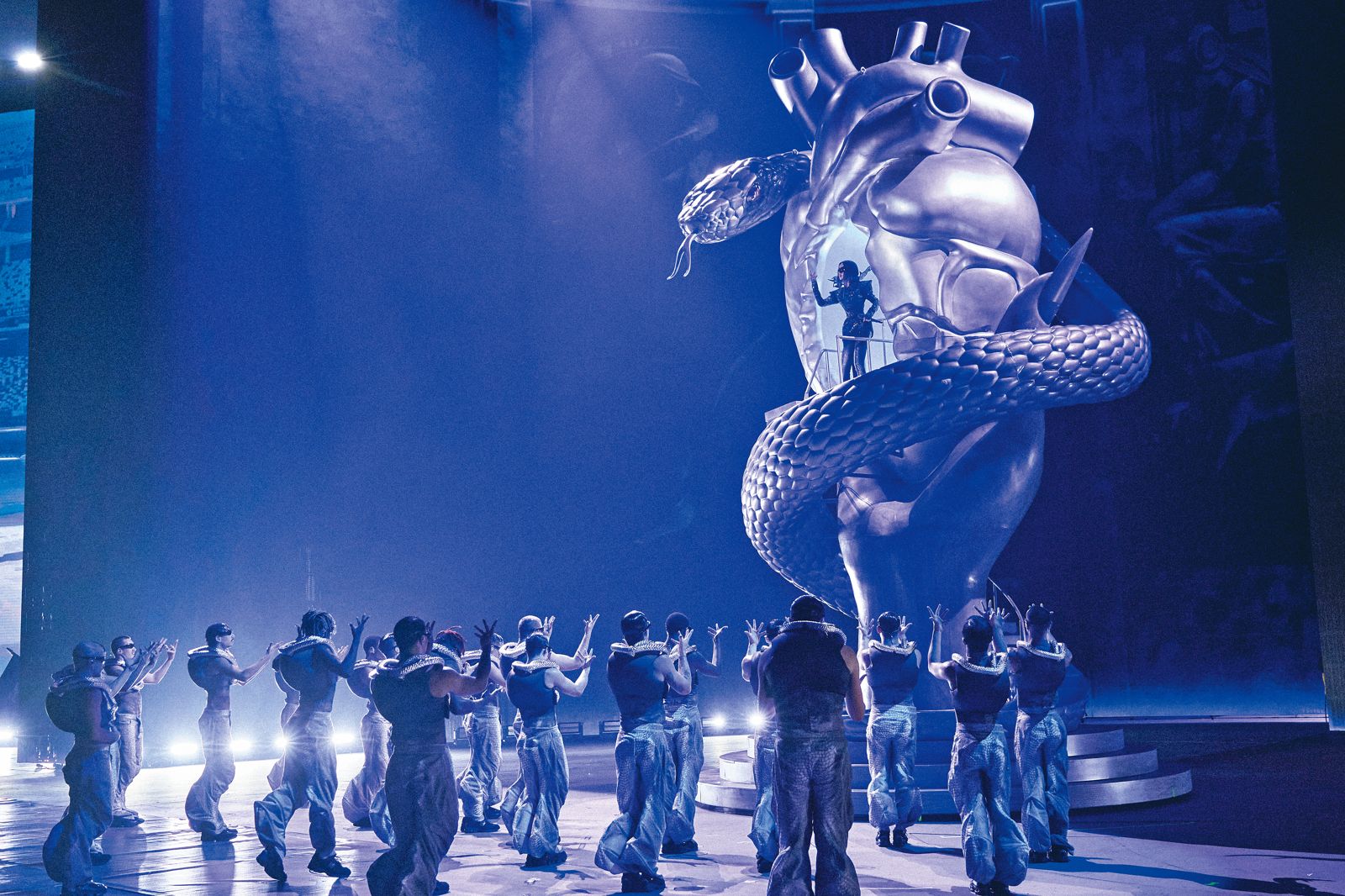 蔡依林在如同藝術品的巨型道具中，與多位舞者熱舞，畫面相當震撼。（凌時差提供）