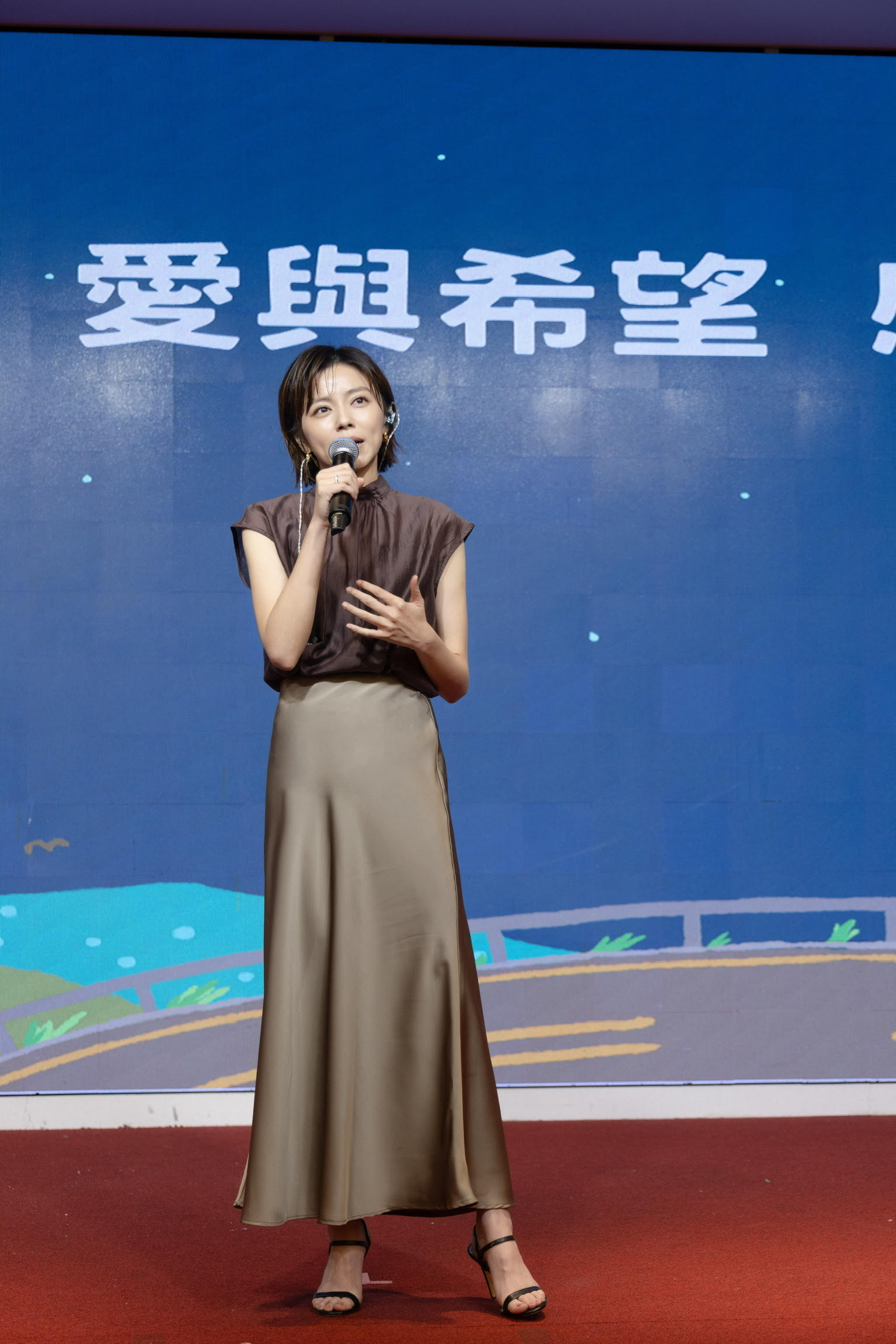 王瞳獻唱親密愛人也像天上的艾成獻上思念。(台灣愛與希望國際關懷協會提供)