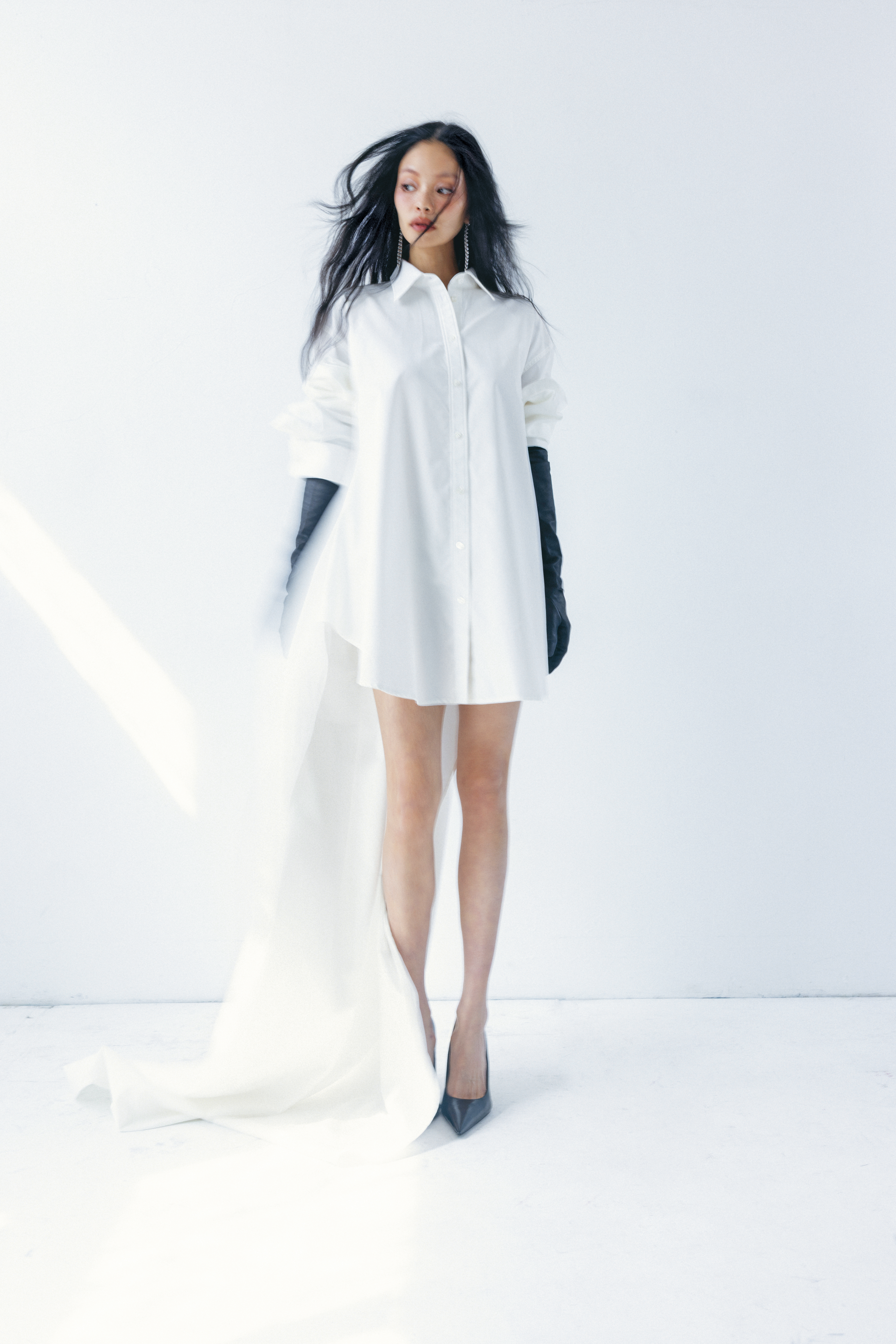 白色造型襯衫 NT$97,900 by BALENCIAGA 黑色高跟鞋 價格店洽 by BALENCIAGA REFLECT系列純銀耳環 NT$16,600 by Georg Jensen 黑色皮革手套 NT$34,900 by BALENCIAGA