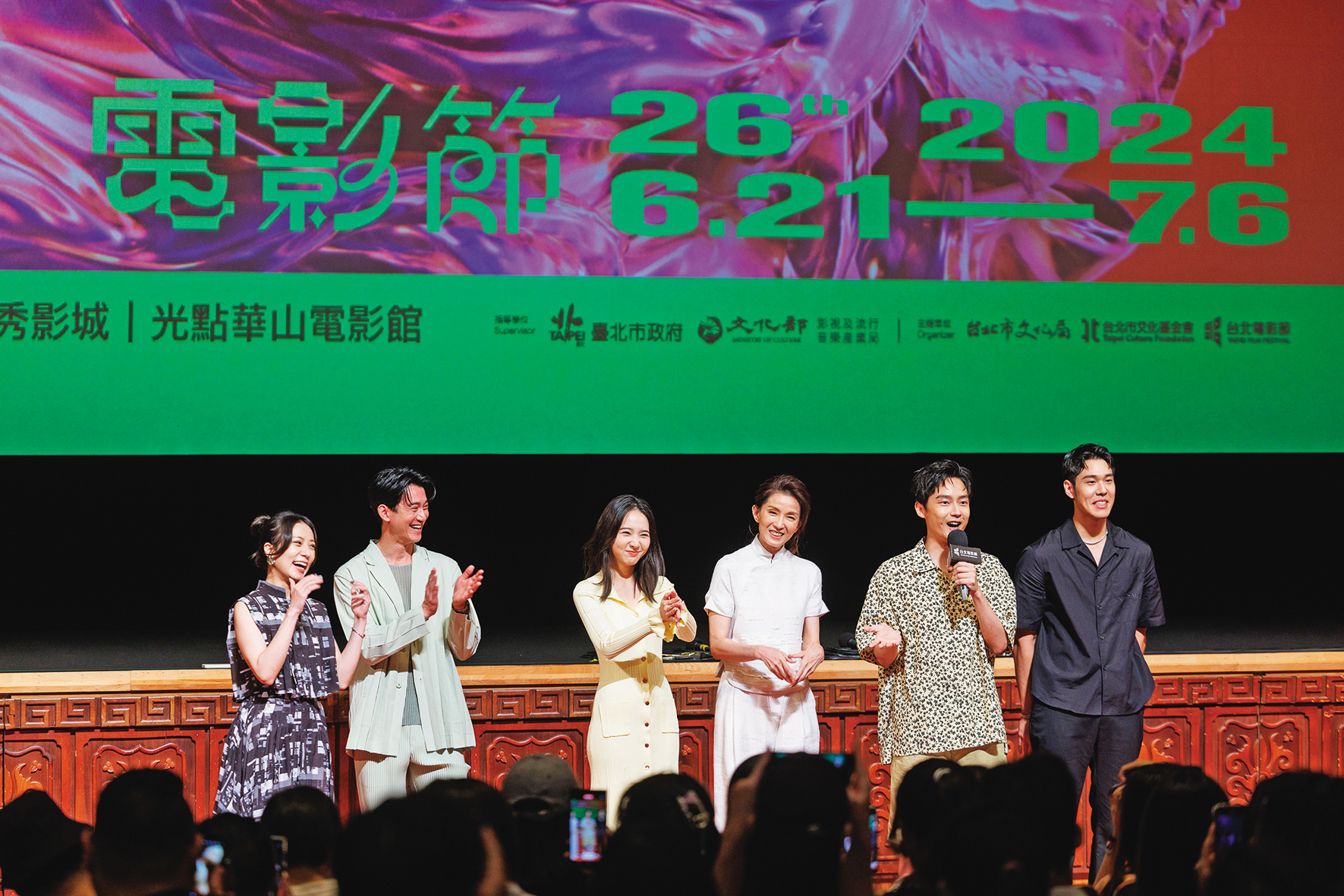 鄭雅之(左起)率吳慷仁、李沐、葉全真、林鶴軒、周予天出席台北電影節首映。(抓馬文化提供)