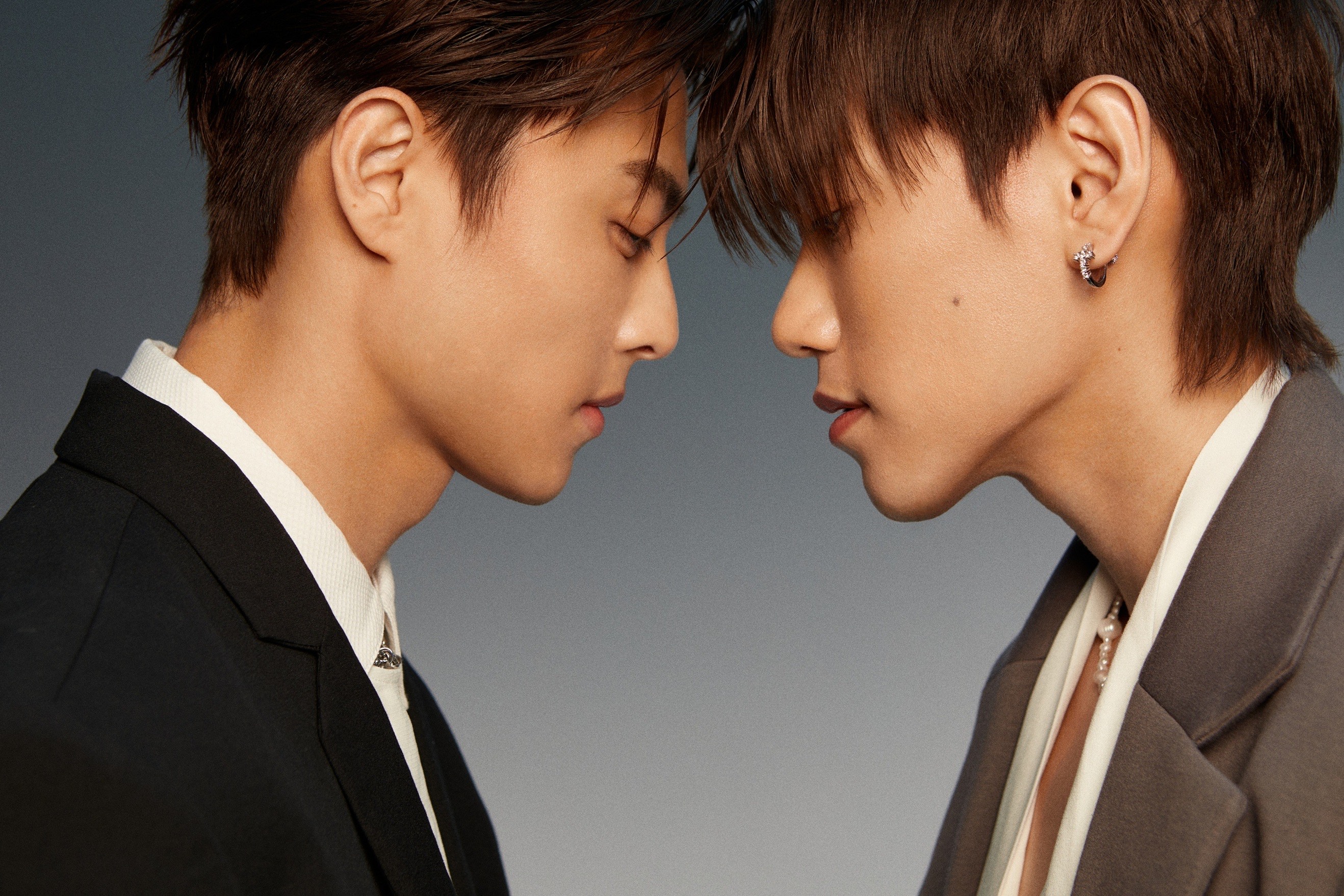 兄弟倆在螢幕上對眼放電，拍完後兩人直呼噁心。（喜鵲娛樂提供）