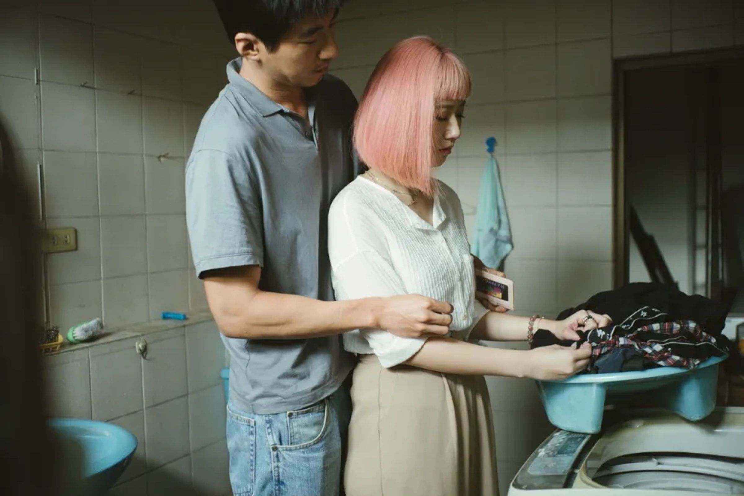 在劇集《再見1987》中,方志友出場是鋒芒外露的才氣少女,日後卻因人生變化,眼神及肢體都有了改變。(公視台語台提供)