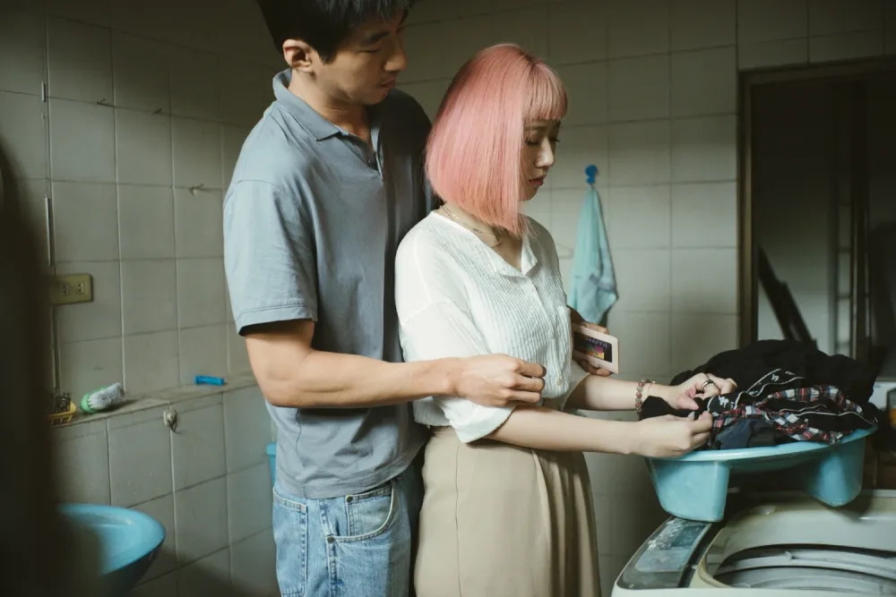 在劇集《再見1987》中,方志友出場是鋒芒外露的才氣少女,日後卻因人生變化,眼神及肢體都有了改變。(公視台語台提供)