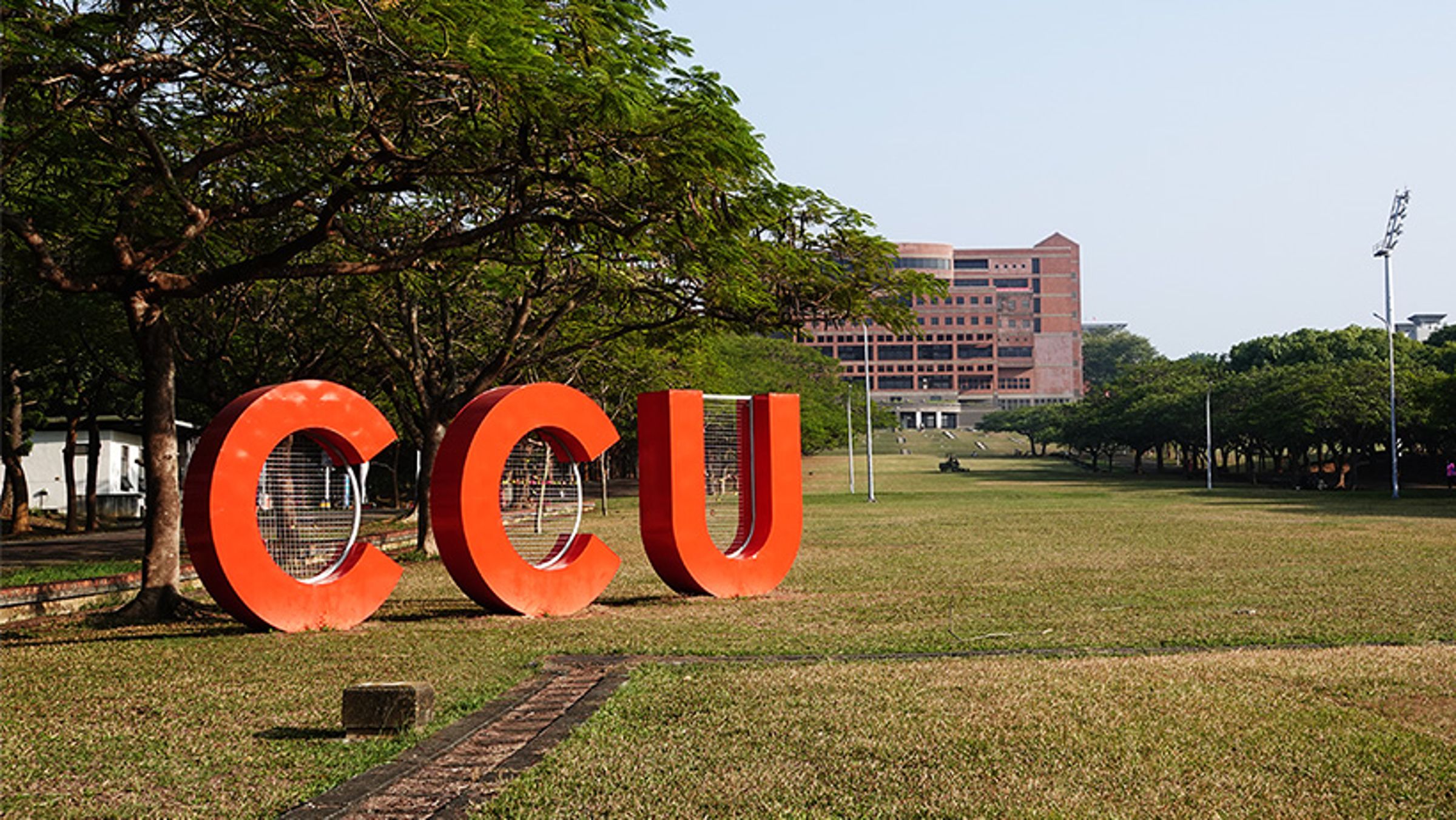 中正大學犯罪防治系所被爆「血汗工廠」遭搜索。(翻攝自中正大學臉書)