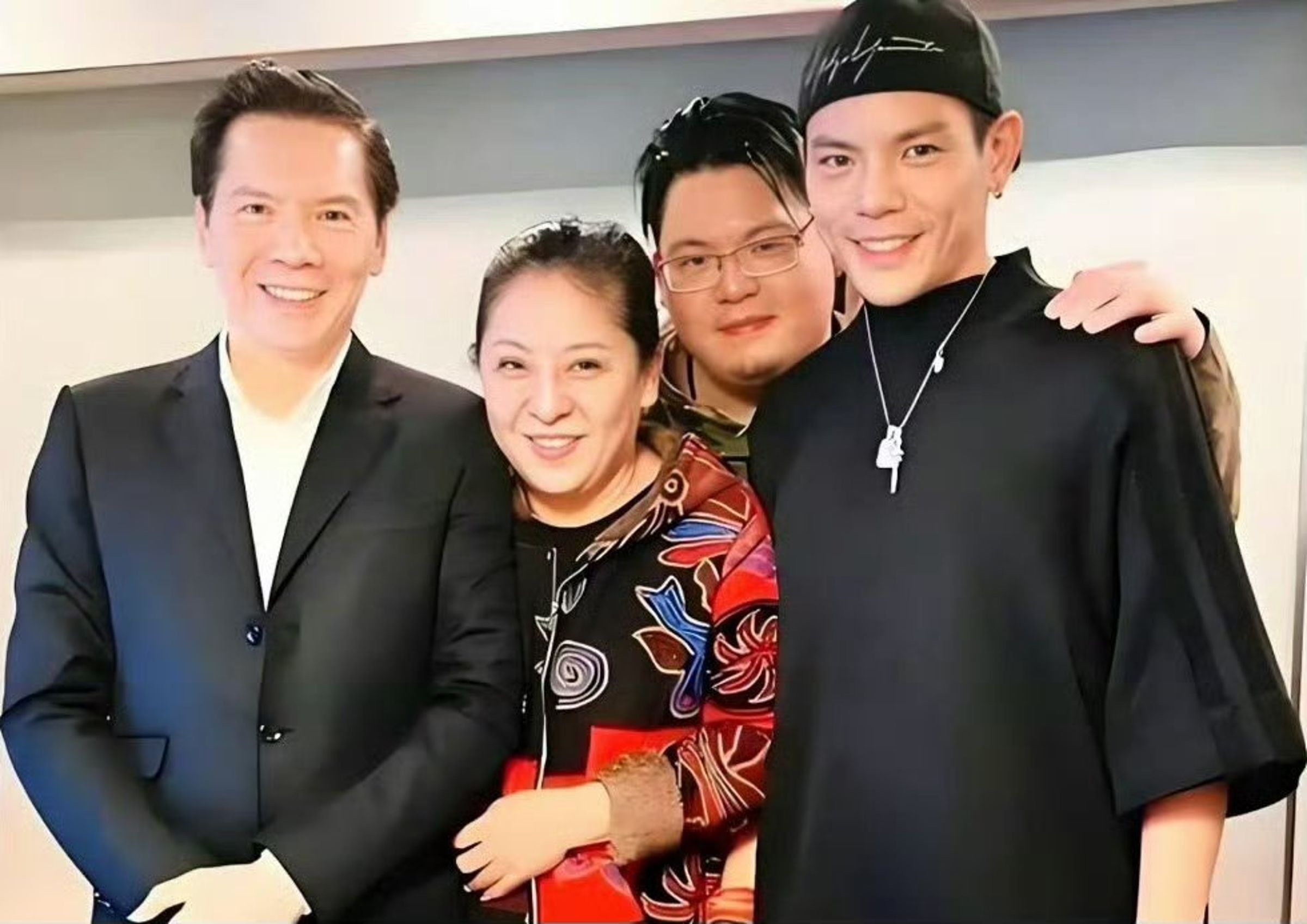 向華強與向太育有2個兒子，長子向佐八卦不斷，知名度甚高，但知道次子向佑的人卻很少。（翻攝向佑抖音）