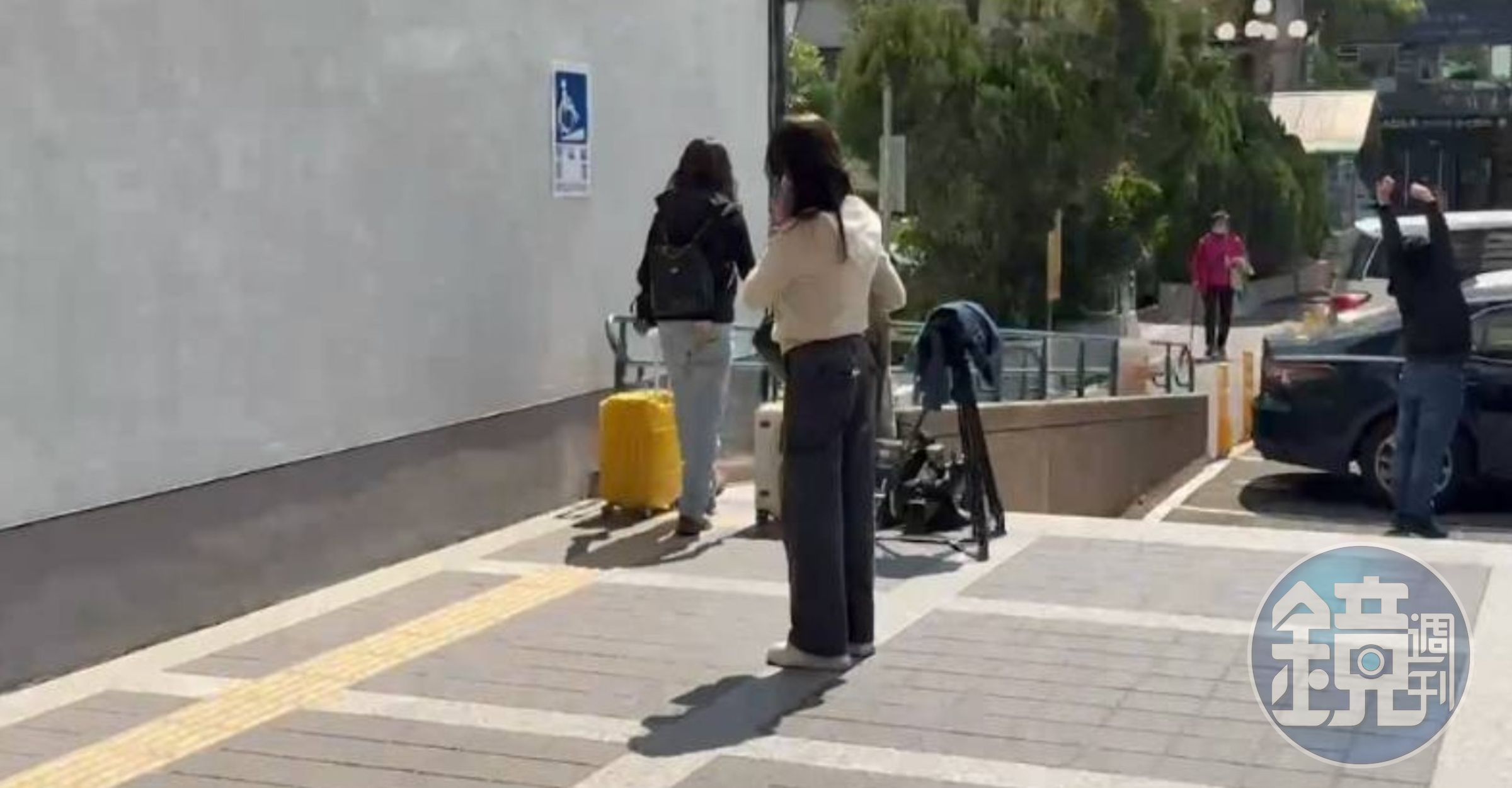 上午林明佐家屬提著兩大箱現金到台中地院。