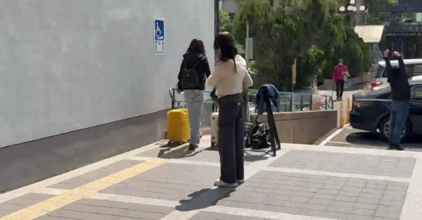 上午林明佐家屬提著兩大箱現金到台中地院。