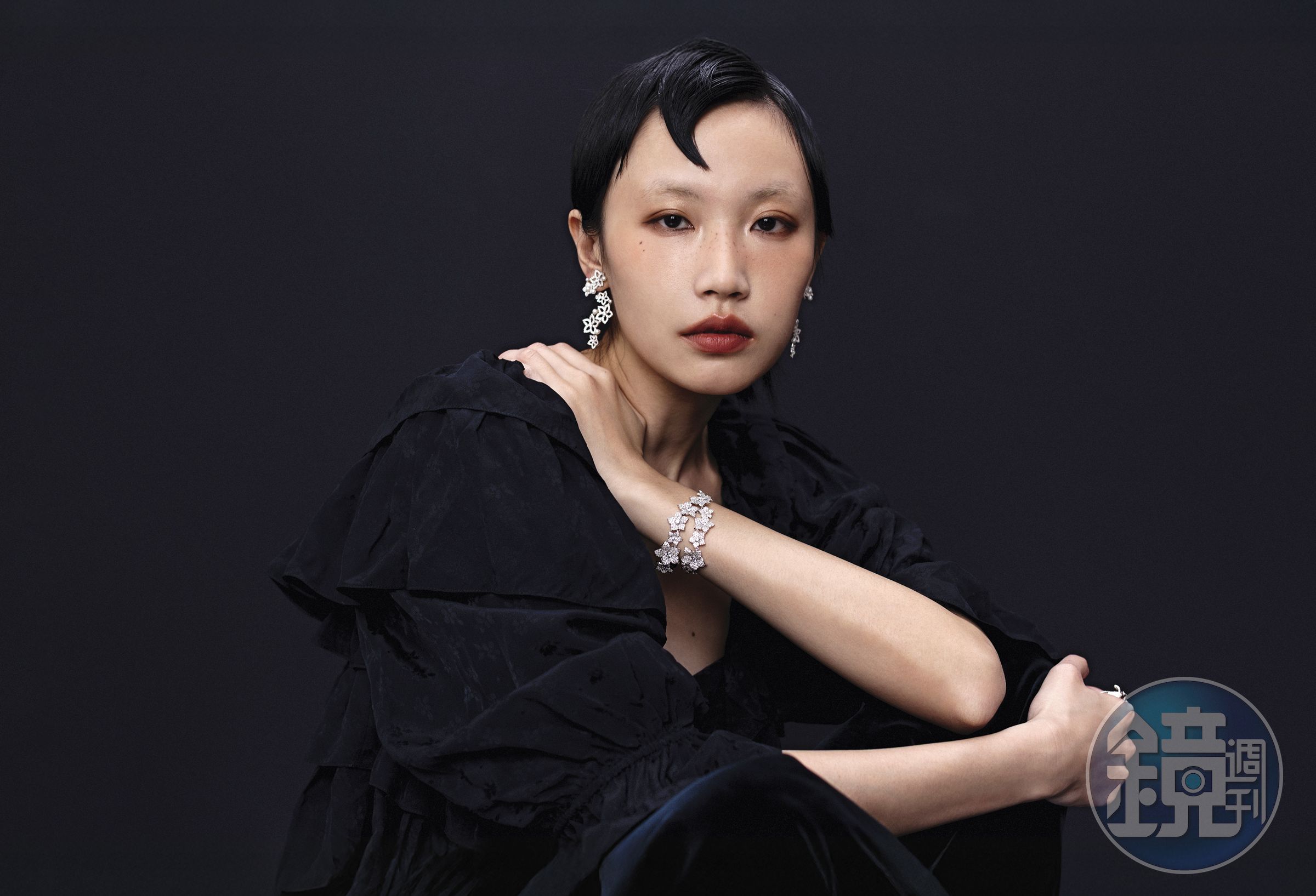 黑色花卉嫘縈荷葉邊短上衣 NT$67,900 by Chloé/夜幕藍天鵝絨喇叭褲 NT$38,000 by Chloé/珍珠花朵吊墜耳釘 NT$10,200 by APM MONACO/個性花朵手鍊 NT$16,900 by APM MONACO/花朵戒指 NT$5,500 by APM MONACO