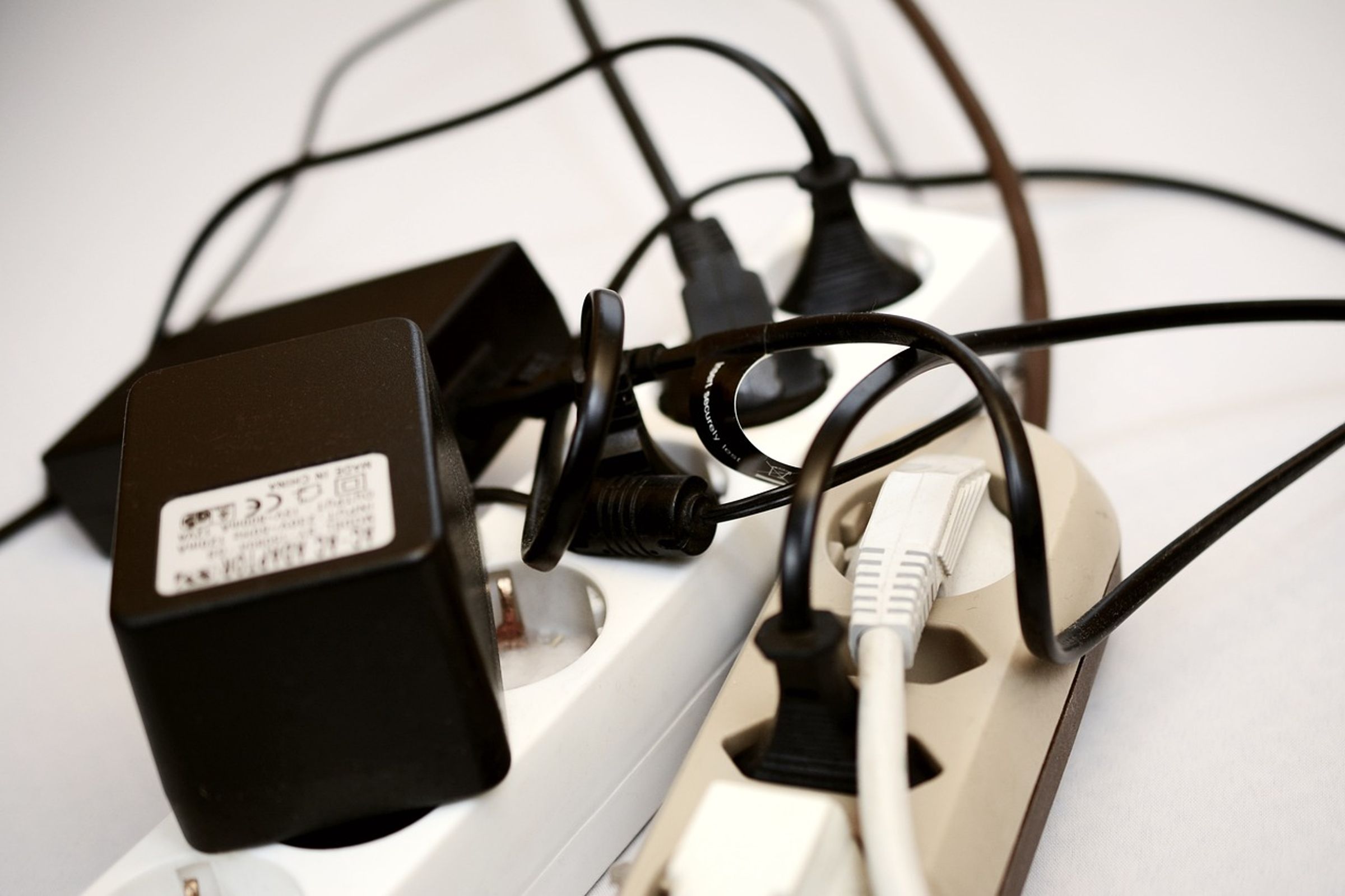 7旬老父親拿「電源線」將兒子勒死。圖為示意圖。(翻攝pixabay圖庫)