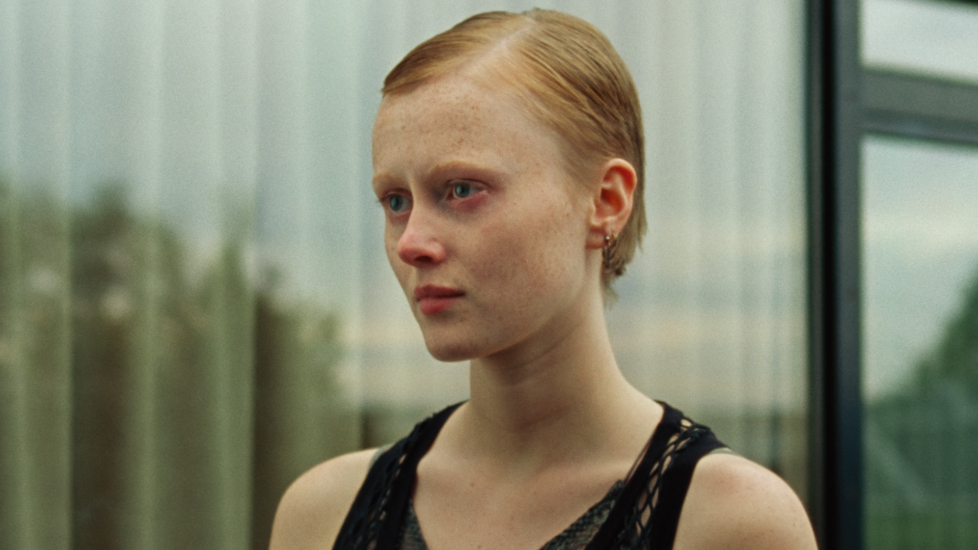 電影《薄暮微光》中艾琳哈爾飾演青春洋溢的藝校大學生。（捷傑電影提供）