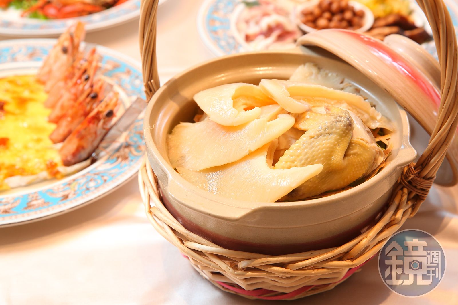 可以將雞剁成小塊,與冬粉、蔥等食材煮成冬粉雞湯。(本刊資料照)
