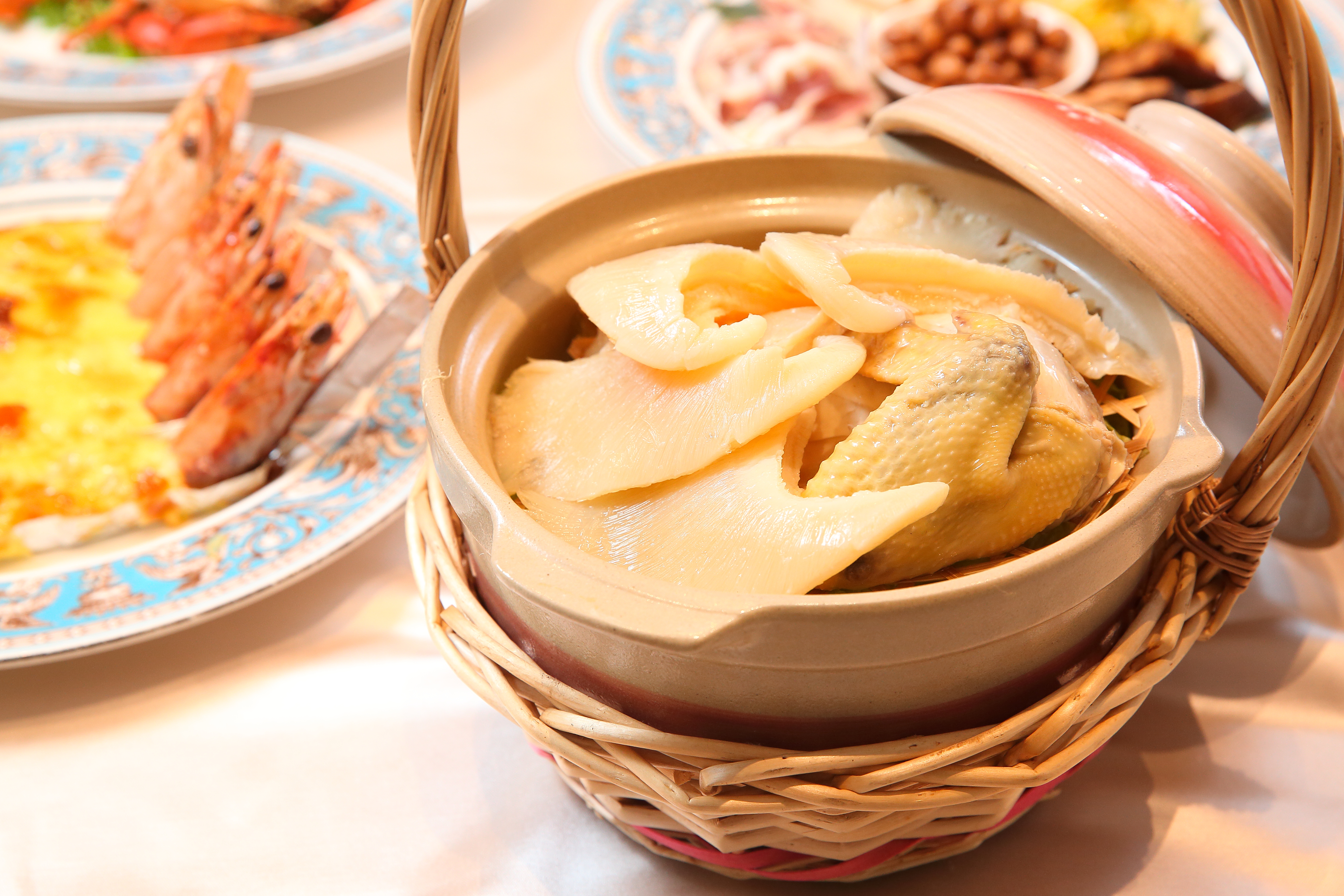 可以將雞剁成小塊，與冬粉、蔥等食材煮成冬粉雞湯。（本刊資料照）