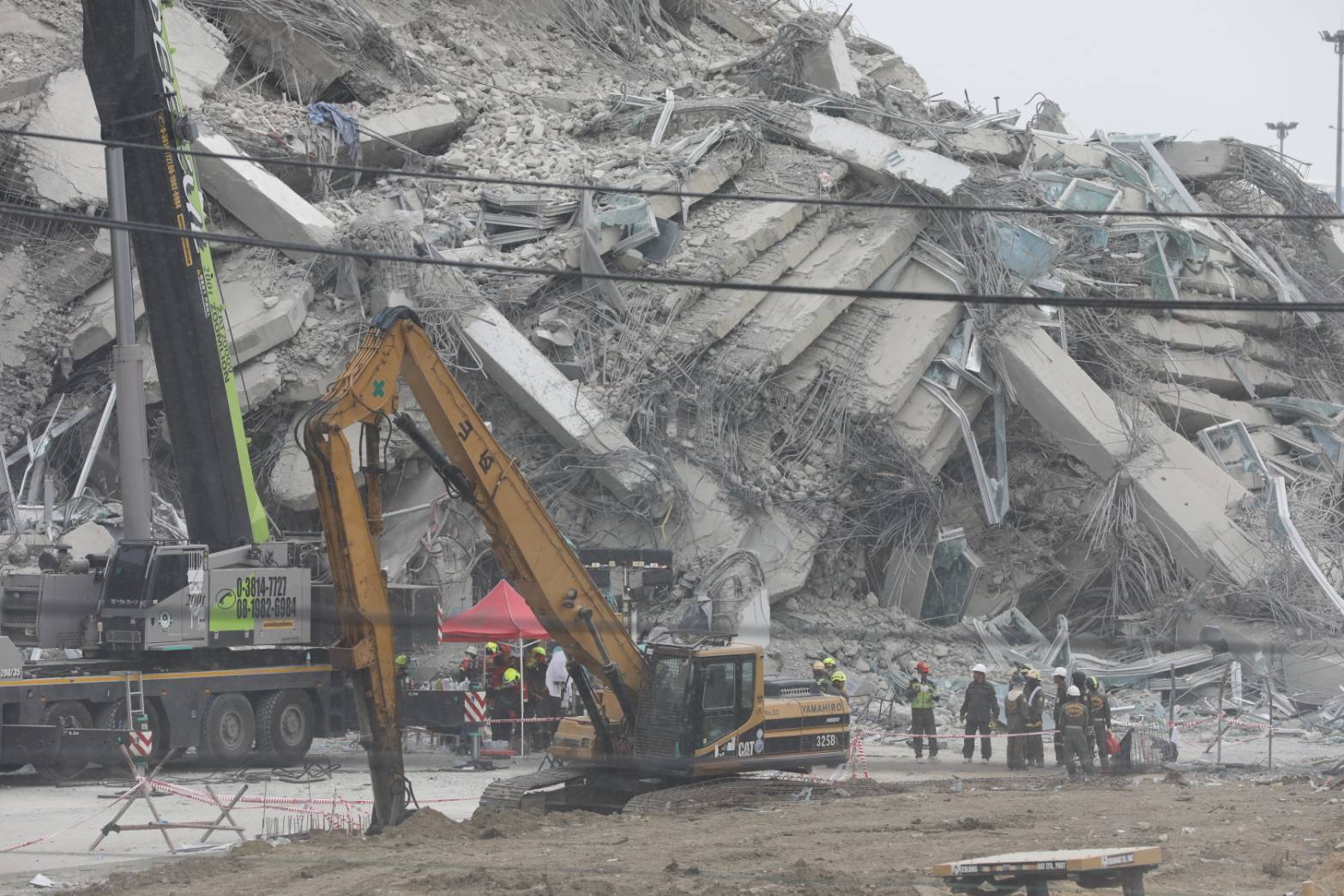 洽圖洽區的國家審計局大樓倒塌，傳出瓦礫堆下偵測到15人生命跡象，搜救人員持續搶救當中。