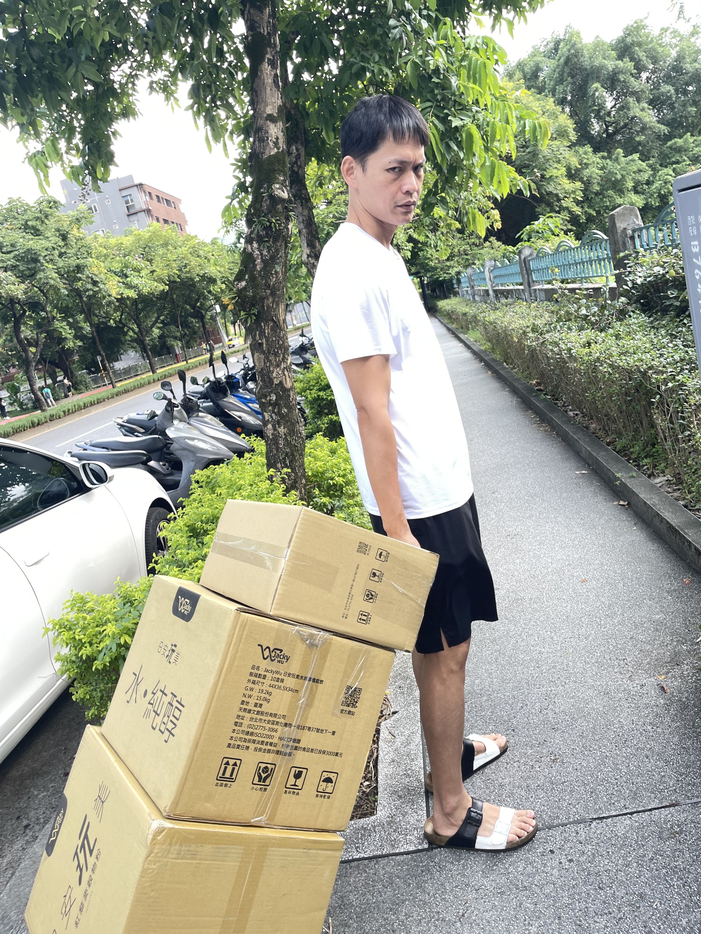 萁媽忙做代購事業黃鐙輝有空還會幫忙送貨。（經紀人提供）