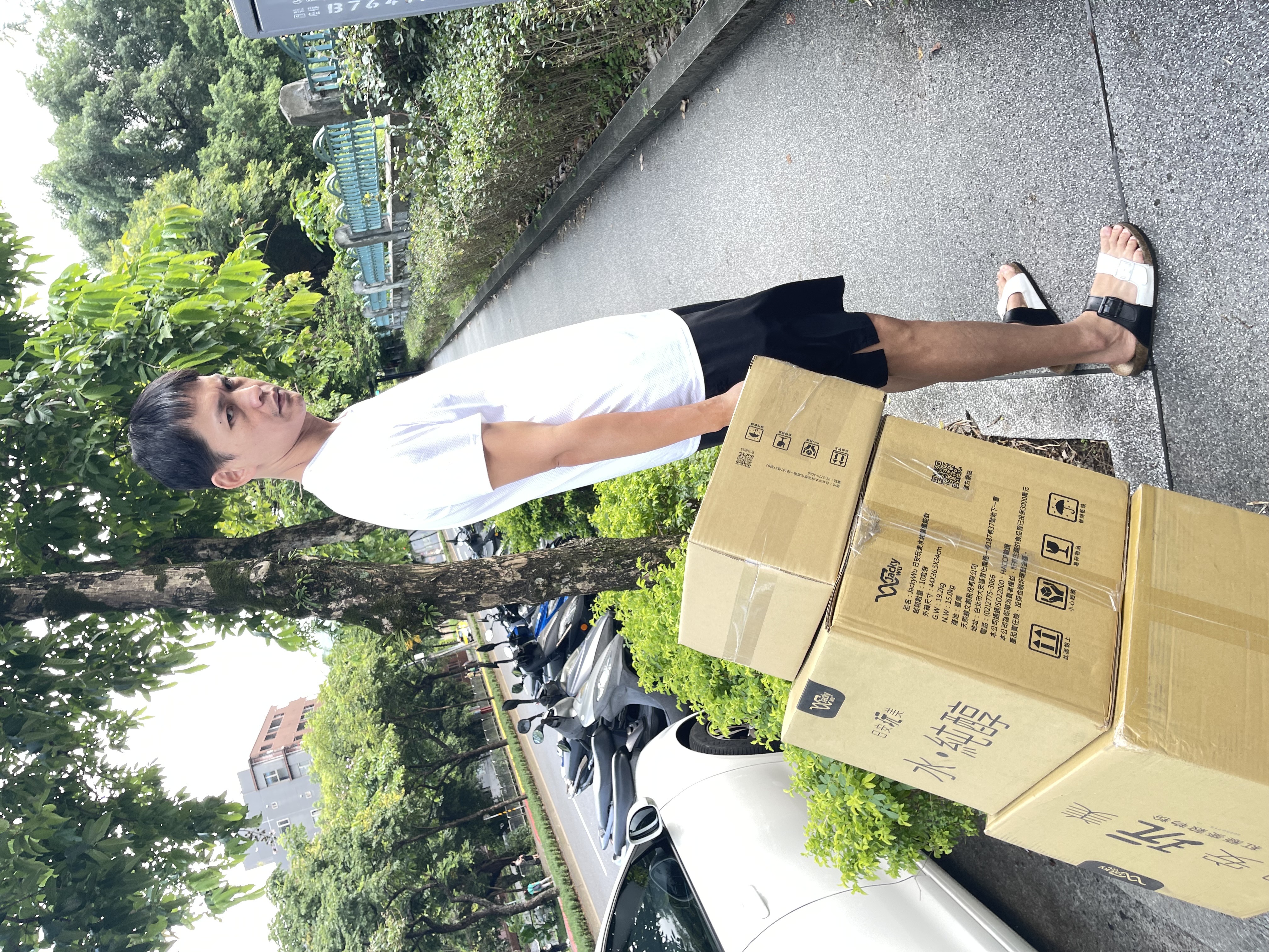 萁媽忙做代購事業黃鐙輝有空還會幫忙送貨。（經紀人提供）