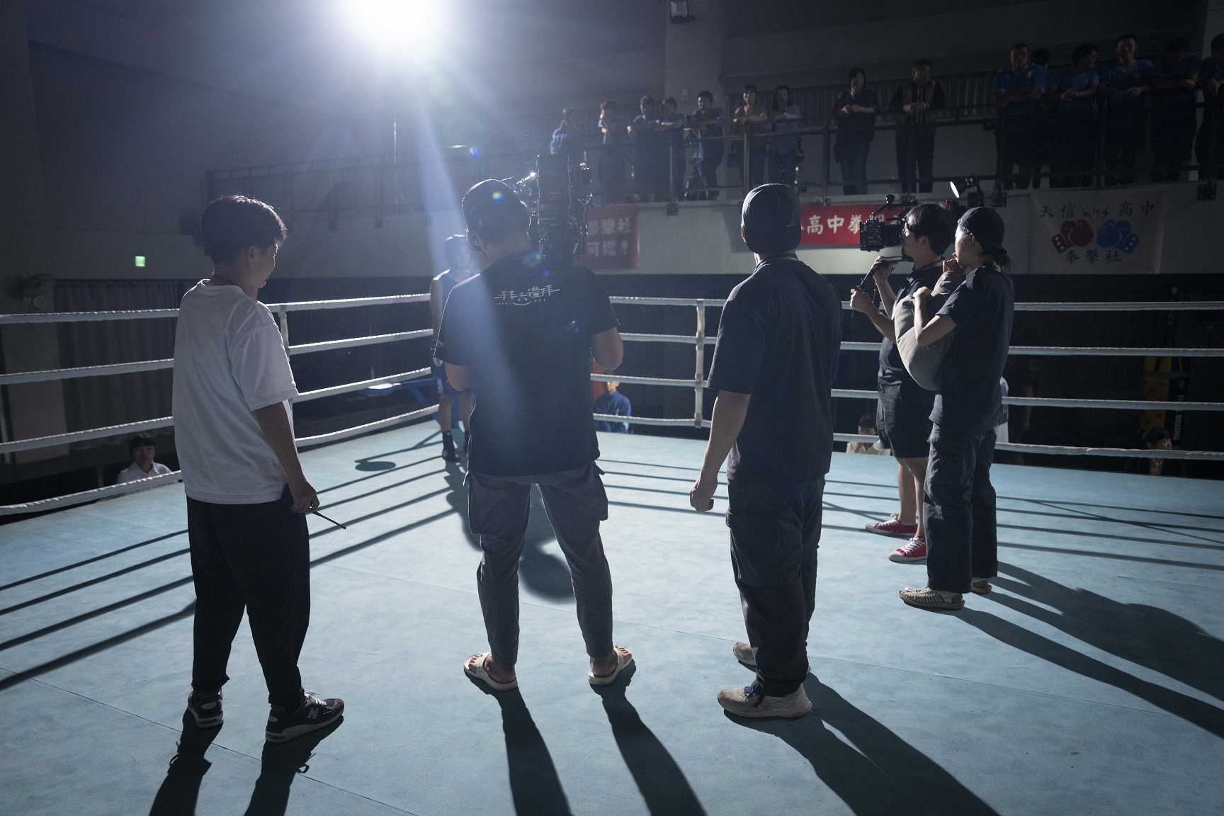 劇組在二林高中拳擊館內拍攝拳擊相關場面。 （公視台語台、華視提供）