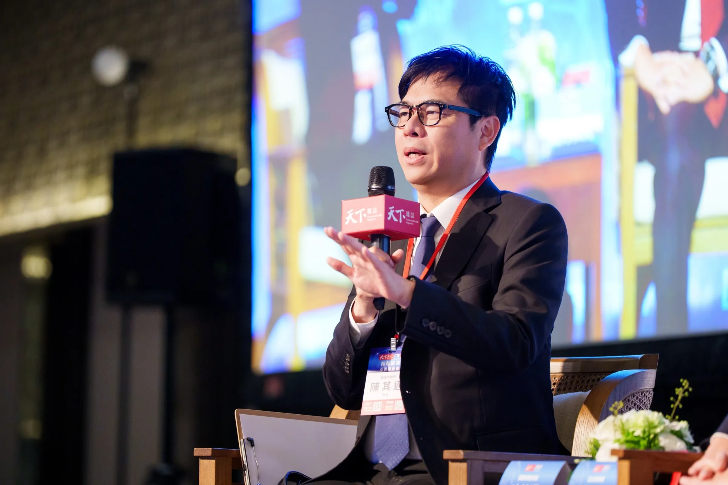 藍營議員邱于軒問,「卸任後前進中央是什麼位置」,陳其邁笑回,保證會去中央山脈爬山。(翻攝自陳其邁臉書)