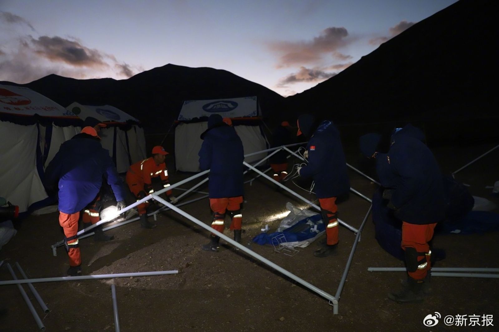 中國政府多個單位，共派出14,668人前往災區救援。（翻攝自微博@新京報）