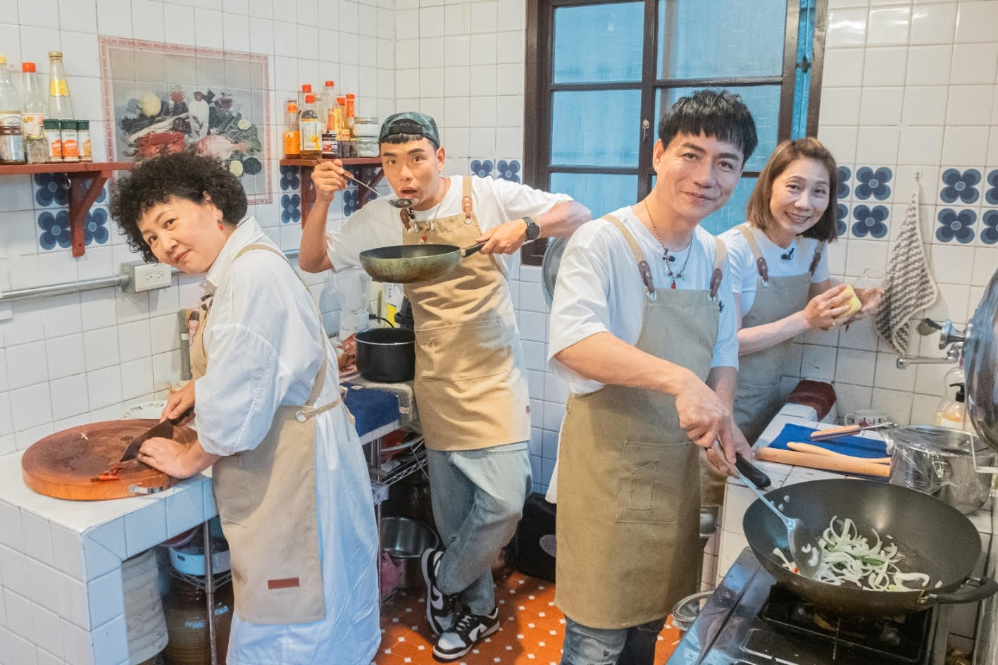 王琄（左起）、八弟、郎祖筠、陳隨意首次合作挑戰實境節目主持。（中視提供）