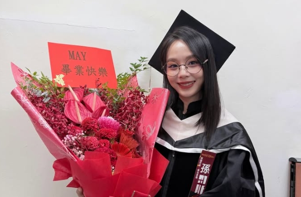 孫淑媚「把碩士帽當貝雷帽戴」引熱議。(翻攝自孫淑媚IG)