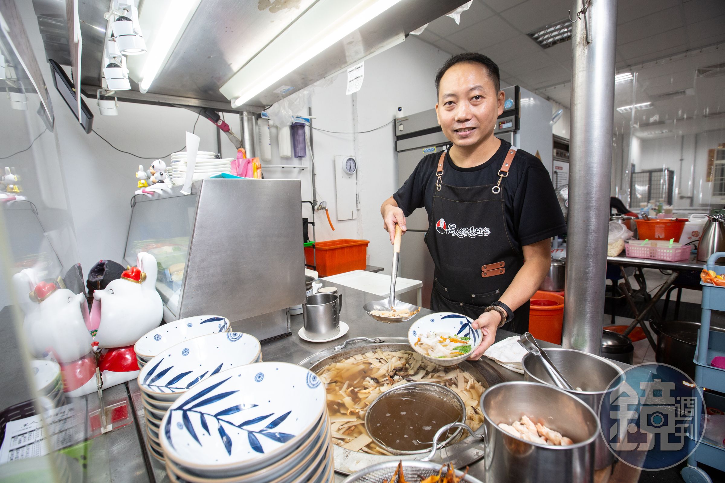 黑人鐤邊趖二代老闆唐茂檳7年前見父親年邁,辭去穩定工作,從頭學起接下老店。