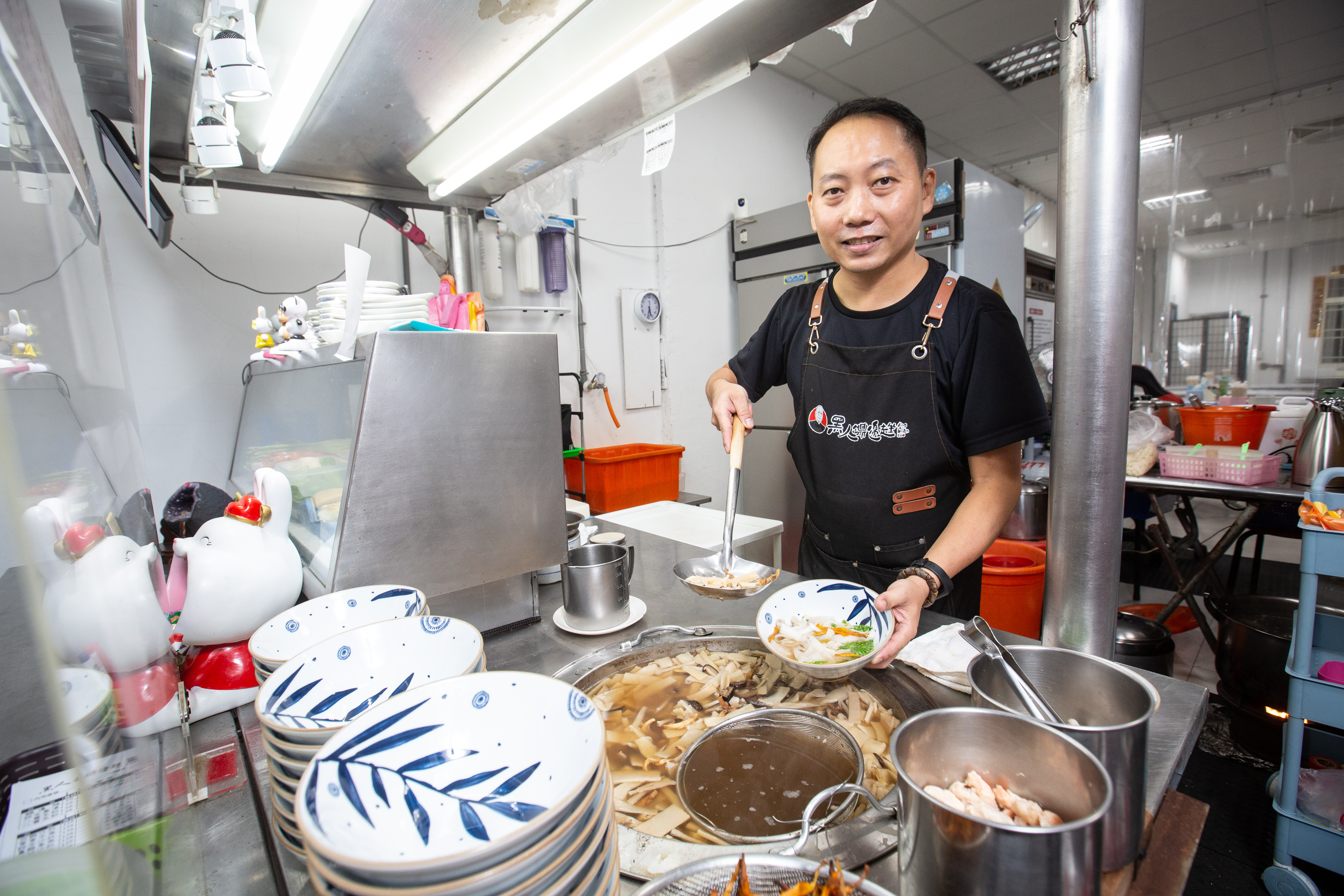 黑人鐤邊趖二代老闆唐茂檳7年前見父親年邁，辭去穩定工作，從頭學起接下老店。