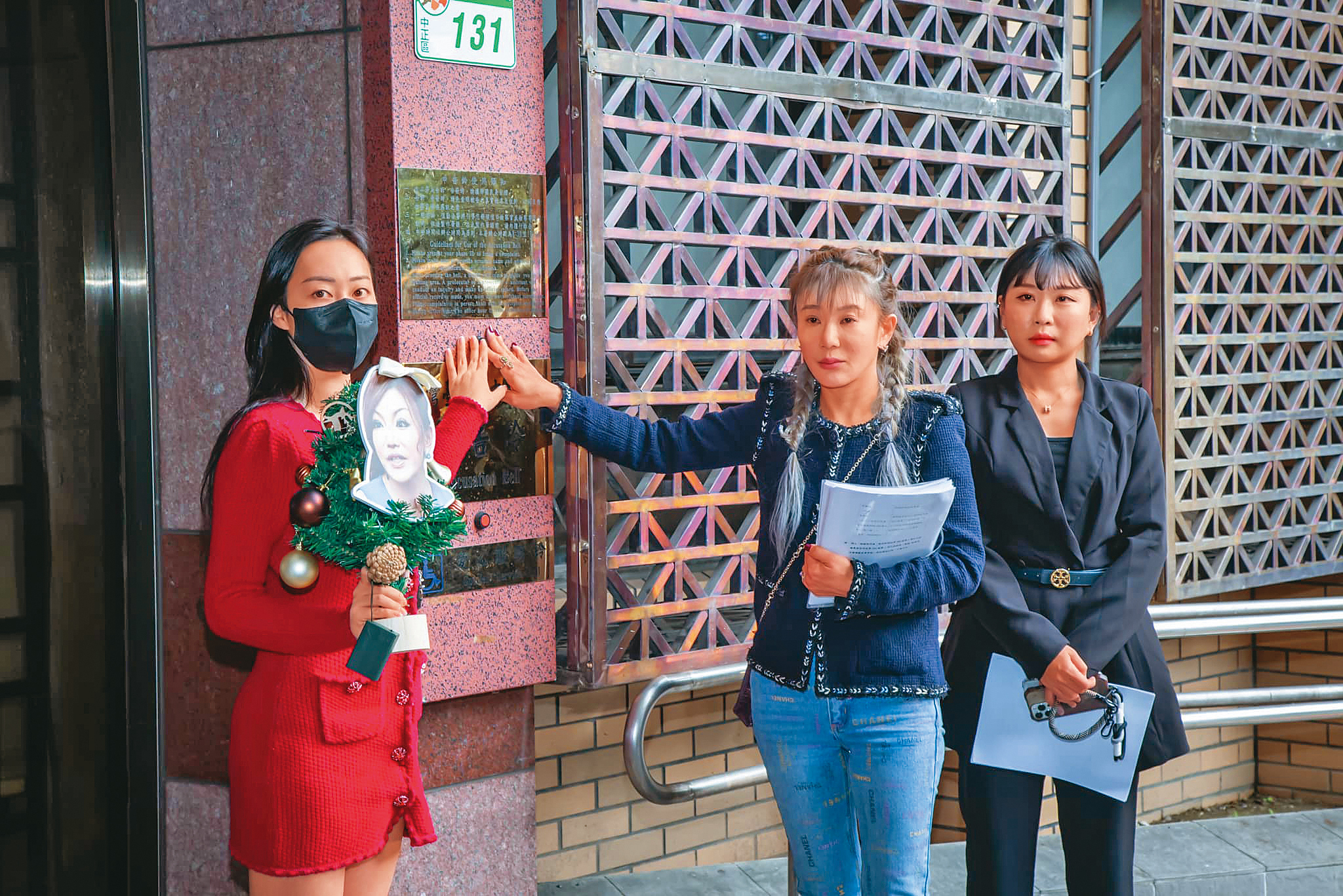 名媛王子苓(中)、李雅楹(左)因參加王廣德飯局,竟遭李珍妮辱罵「做雞的」,兩女聘請仙塔律師(右)提告。(翻攝自Chanel Linda臉書)