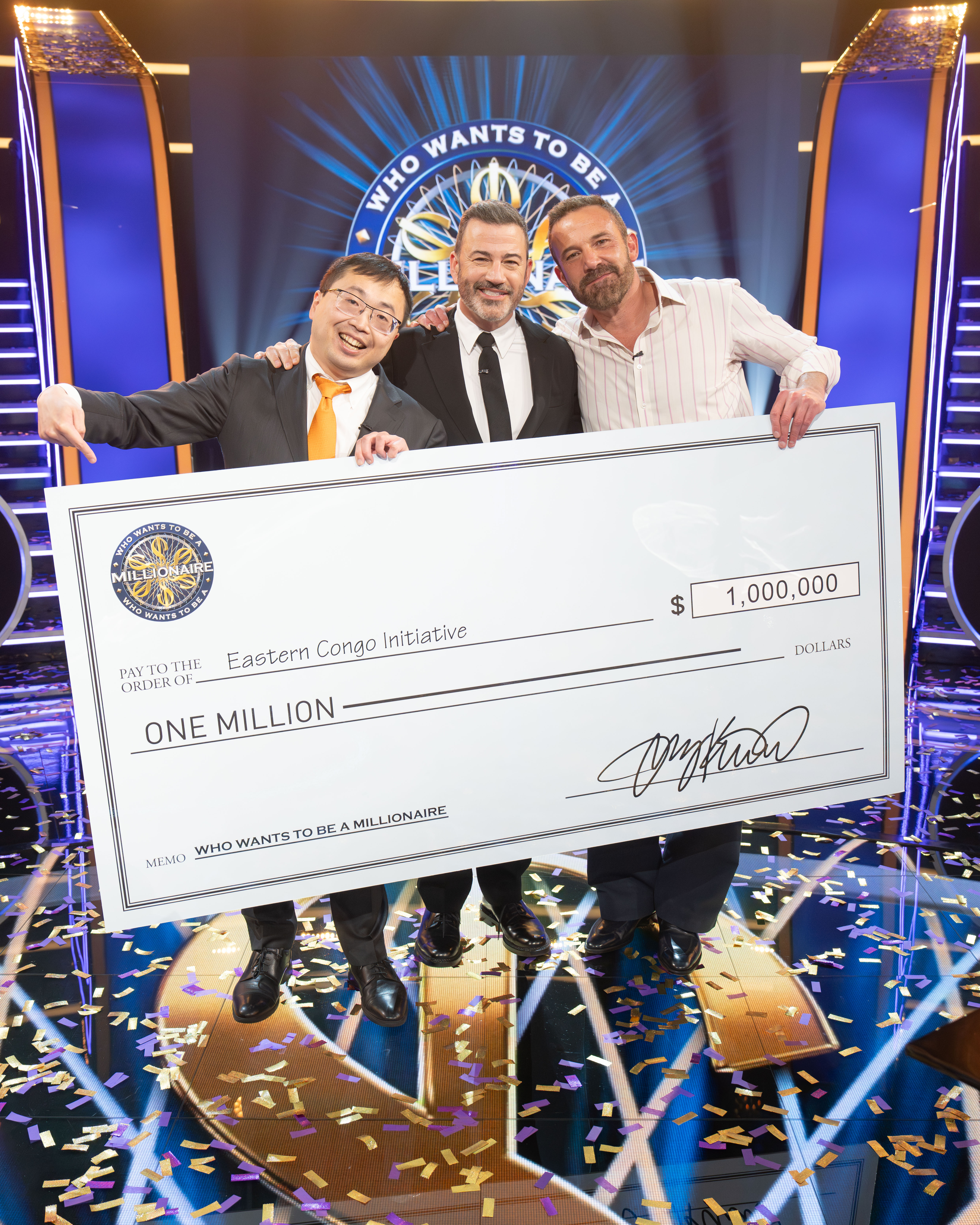 傑米丁（左起）、主持人吉米金莫、班艾佛列克，拿起美金百萬獎金的支票合影。（Eric McCandless攝／ABC電視網提供）