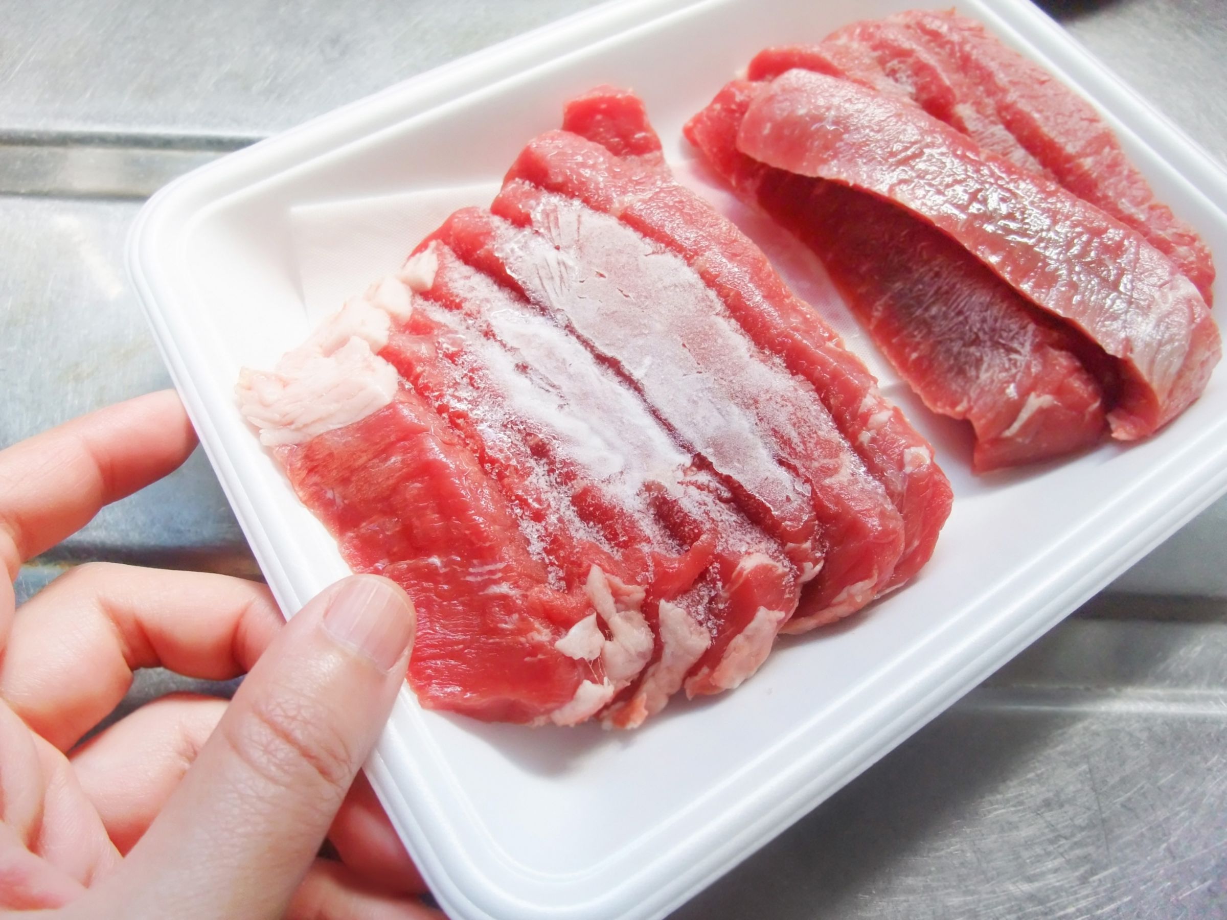全聯介紹快速解凍冷凍肉品的技巧,只需3分鐘就可輕鬆退冰。(示意圖,photoAC)