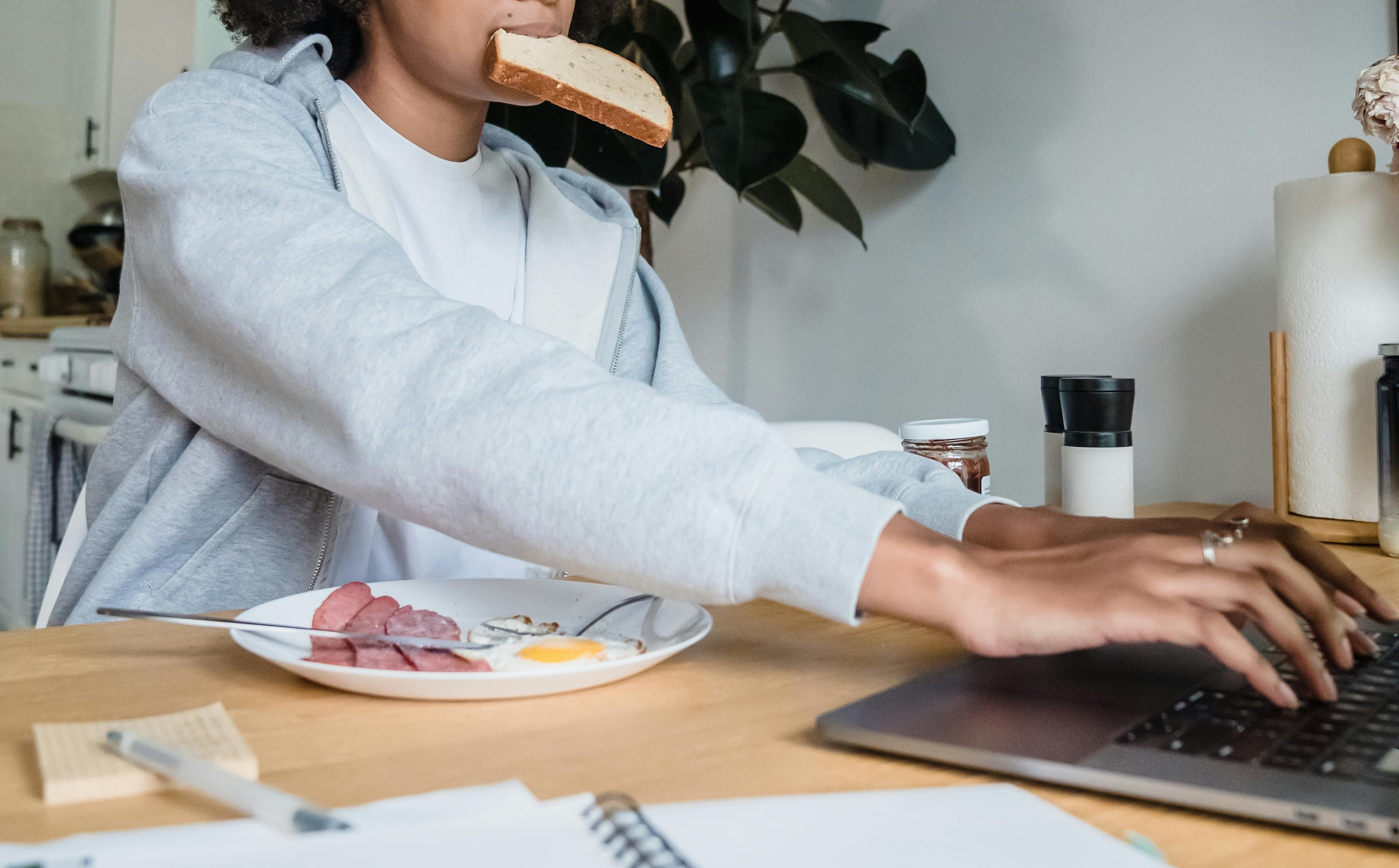 別再邊工作邊吃了！鍵盤上的菌量令人崩潰。（示意圖／pexels）