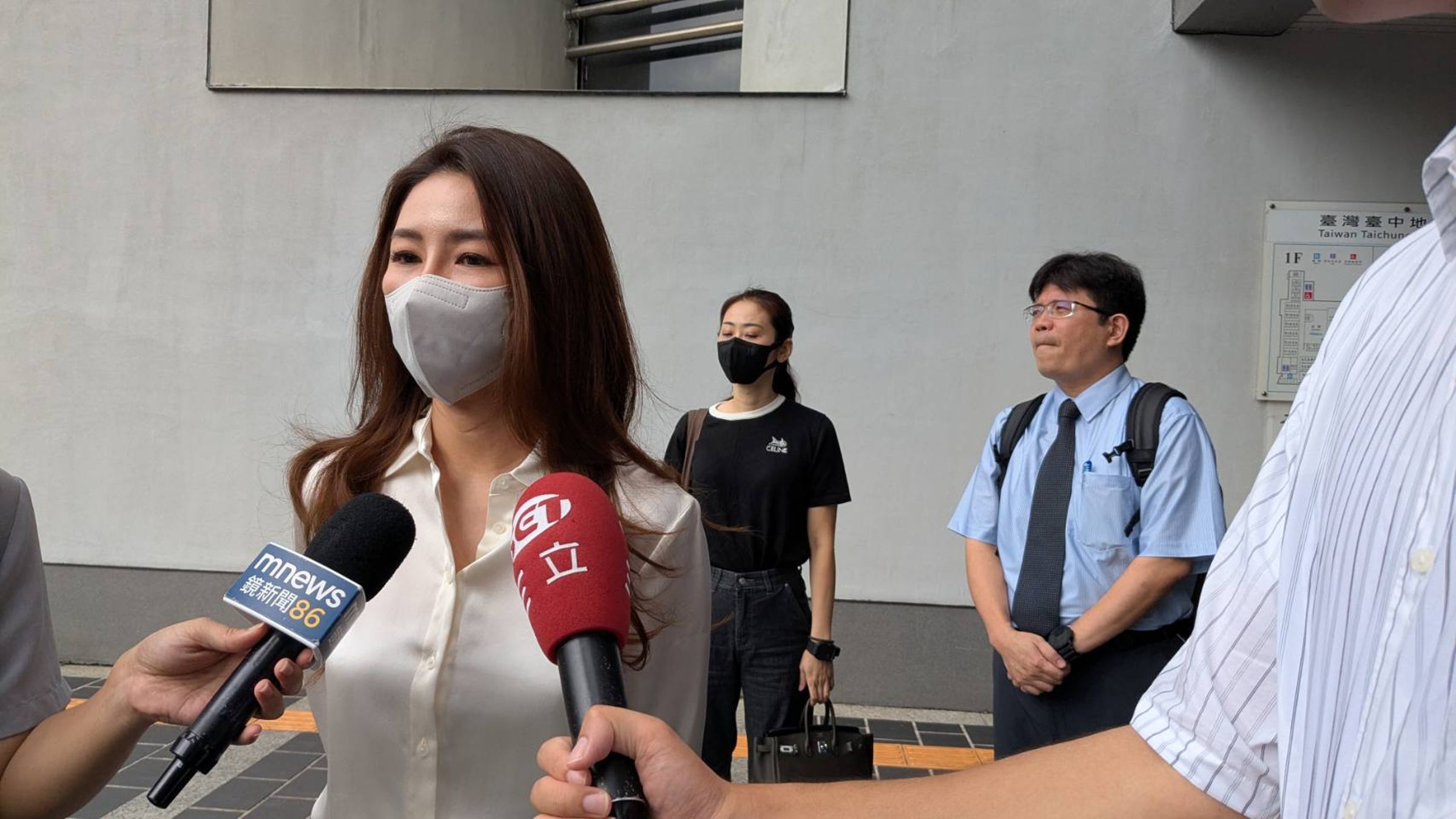 徐培菁（左）及2位律師江彥儀、吳佳蓉，三人今（22日）上午出庭。
