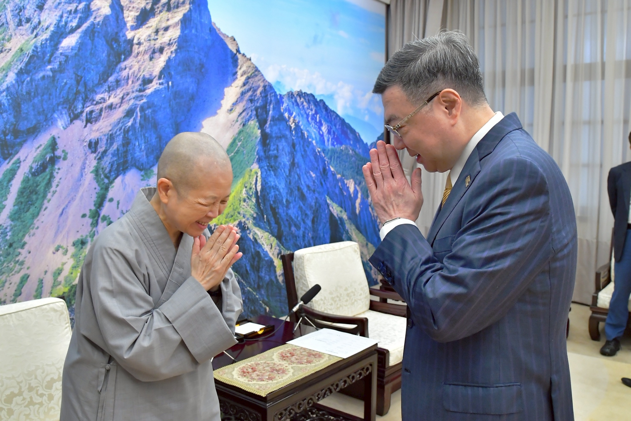 卓榮泰19日接見釋昭慧後，指示財政部研議增設不領取普發1萬元的選項，引發綠營支持者不滿。（行政院提供）