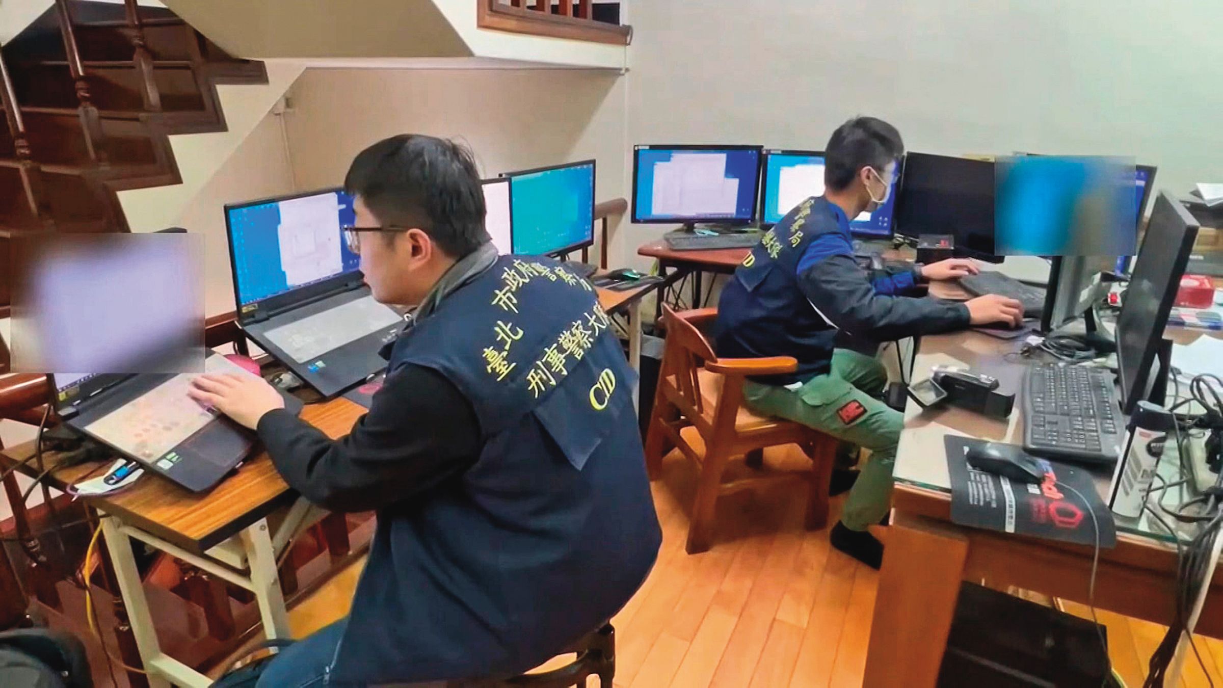 北檢指揮刑事局破獲全台最大黃牛集團機房，查扣多部電腦及手機。（鏡新聞提供）