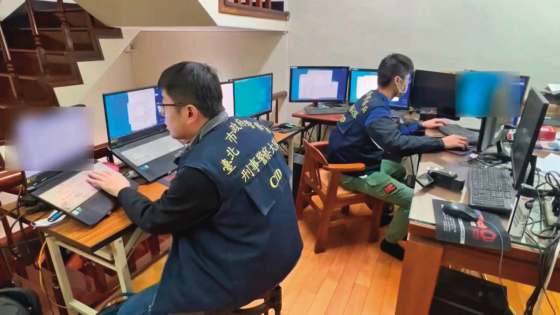 北檢指揮刑事局破獲全台最大黃牛集團機房，查扣多部電腦及手機。（鏡新聞提供）