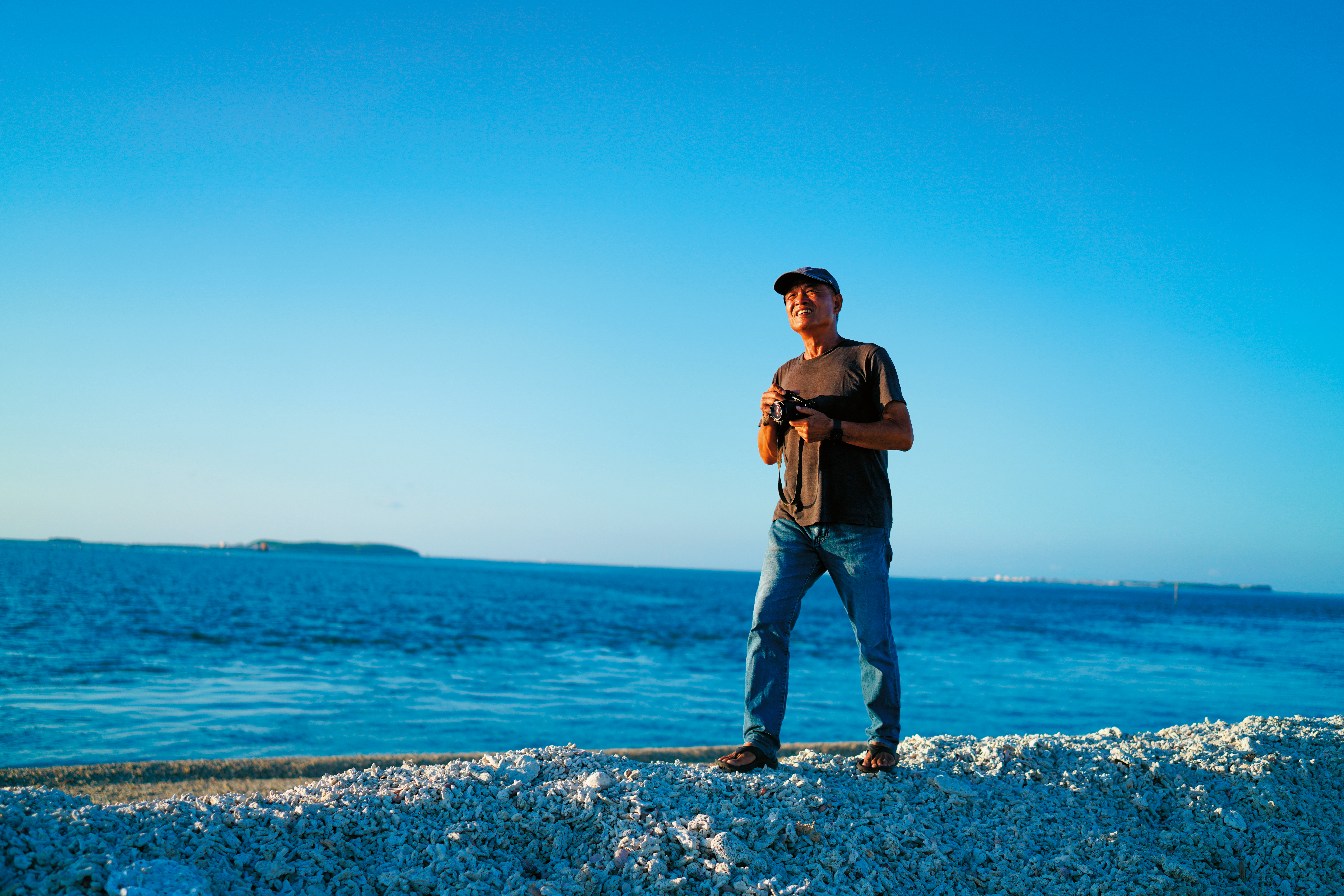 這幾年謝三泰常往返台北、澎湖，雖說心態退休，但仍持續拿著相機記錄澎湖的變遷。