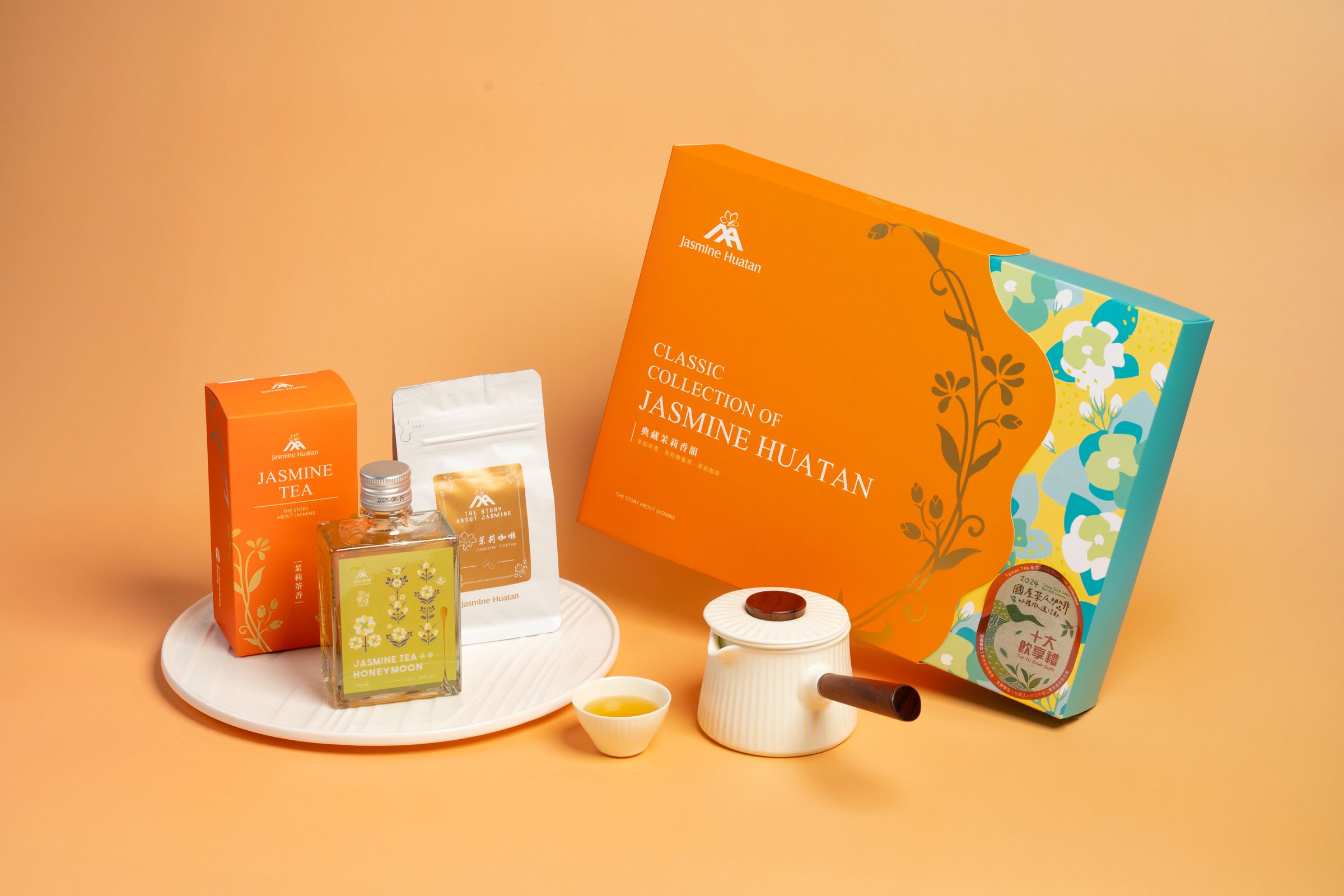 花壇鄉農會將茉莉融入茶、酒、咖啡,打造特色禮盒,榮獲農糧署「2024十大飲享禮」。(圖/花壇鄉農會)
