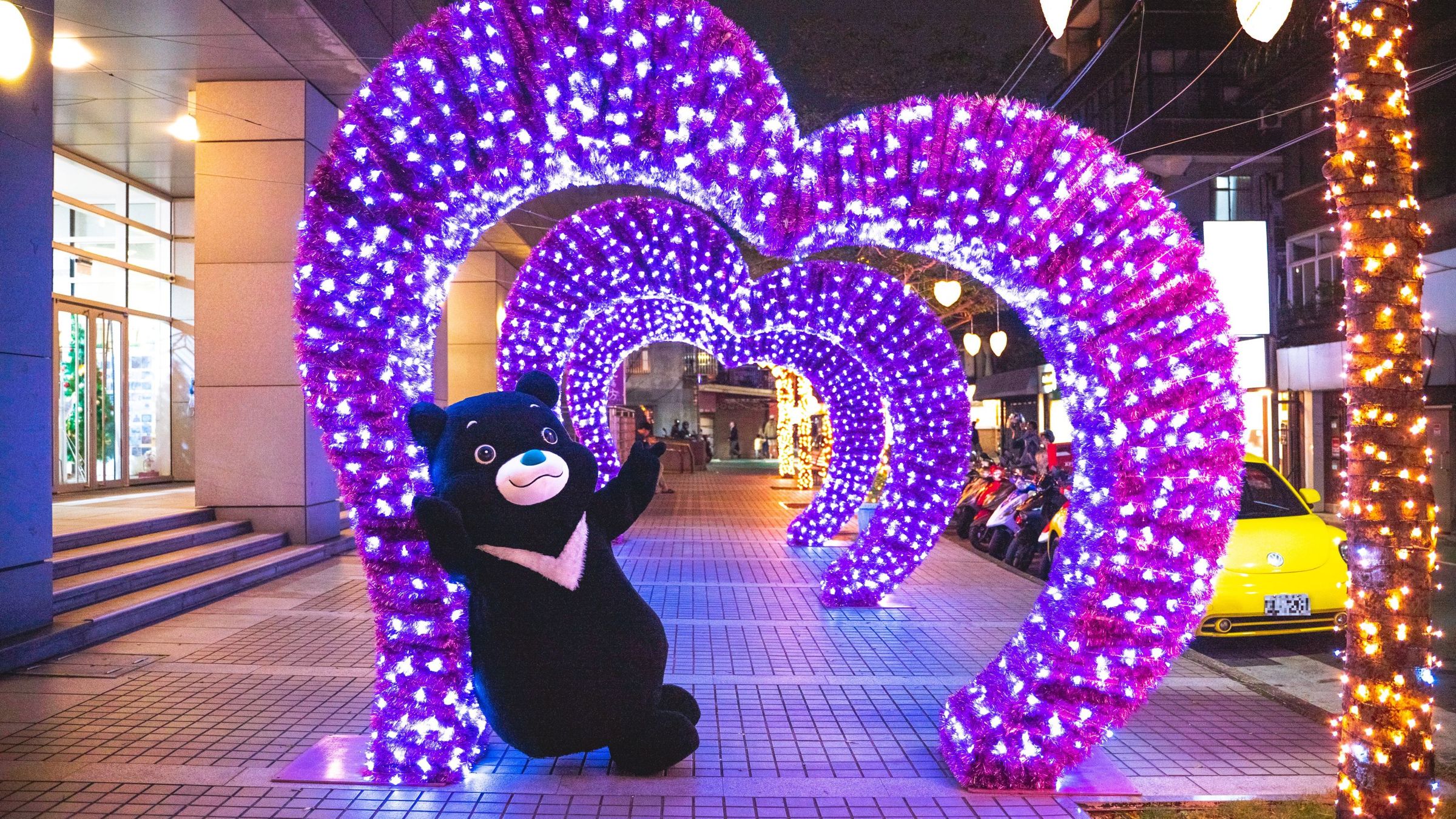 五大燈區配合耶誕節及跨年夜,於12月24日、25日及12月31日,貼心延長亮燈至凌晨2時。(北市觀傳局提供)