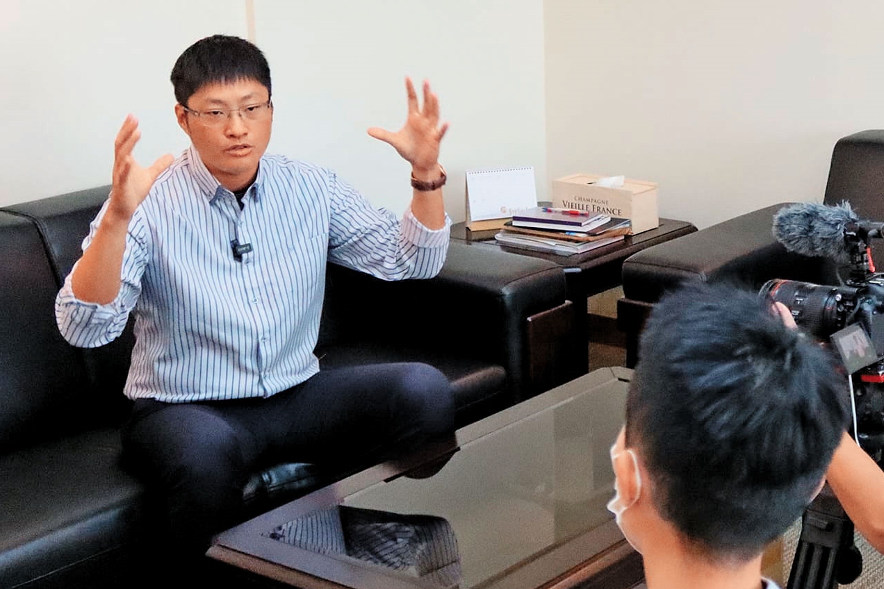 陳思銘（左）遭控為保董事長大位，竟利用公司資源霸凌下屬。（翻攝有成精密臉書）