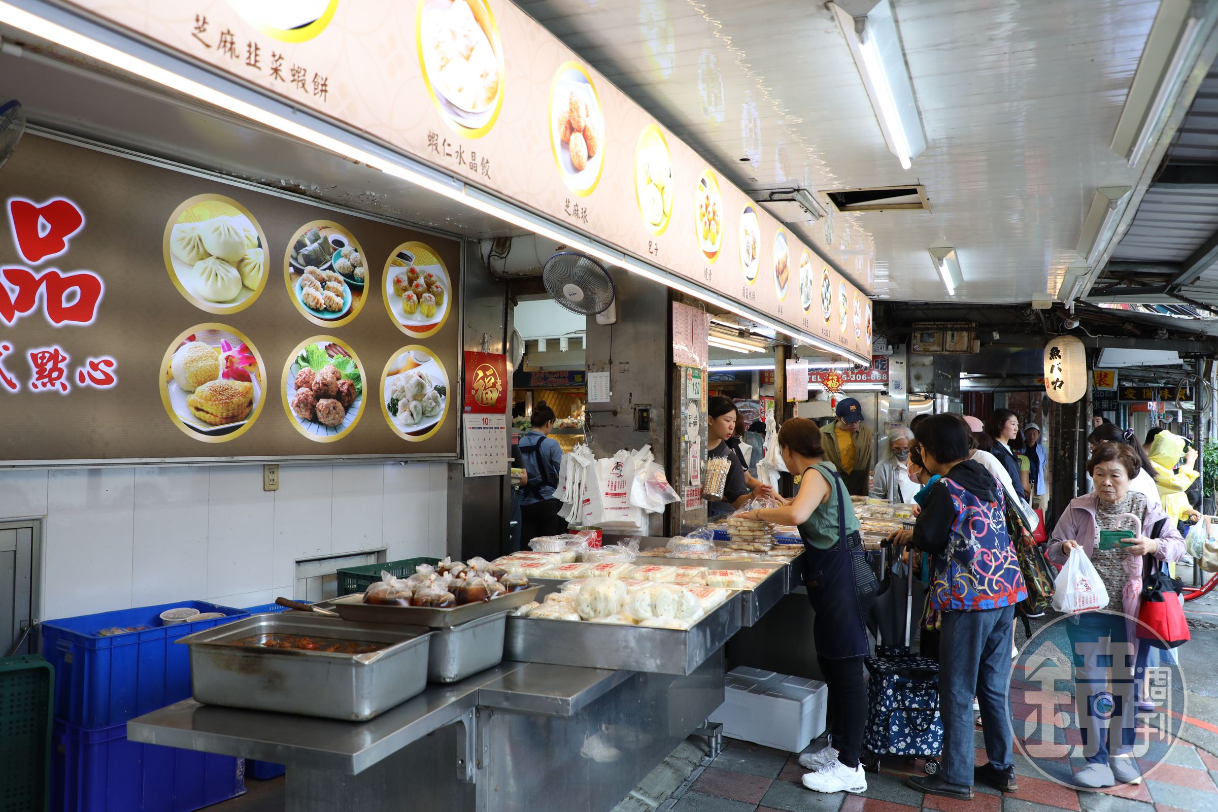 東門興記的港式點心與各式熟食也很出名，每天顧客川流不息。
