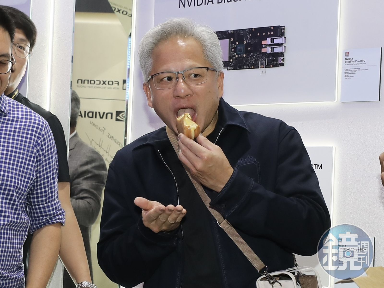 黃仁勳現身鴻海攤位「狂嗑紅豆餅」 開心烙單押金句：吃越多紅豆餅，出越多Vera Rubin