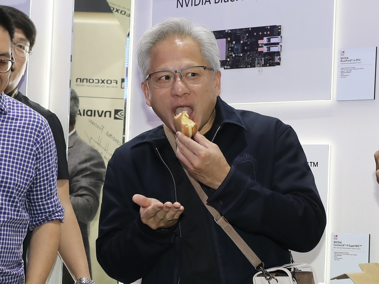 AI教父黃仁勳今天逛電腦展到鴻海攤位，開心又吃又拿。