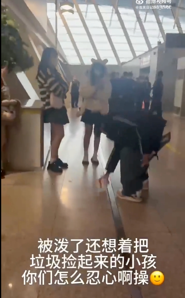 張星特被潑完水還主動撿起粉絲丟在地上的杯子。（網路圖片）