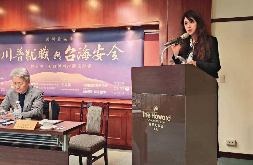 廖雨詩（右）表現出台派學者形象，卻被爆疑似收紅錢。（翻攝廖雨詩臉書）