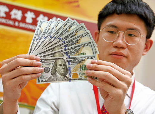 金融市場大混亂,市場高手開始高檔出脫美債、美元,準備分批低接台股。(資料照片)