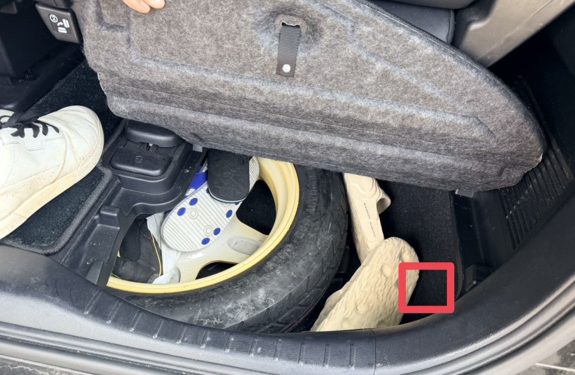 警方找來與李乾龍同款車輛模擬，紅色框表示發現追蹤器位置，李乾龍不願再追究，全案簽結。圖由檢方提供 