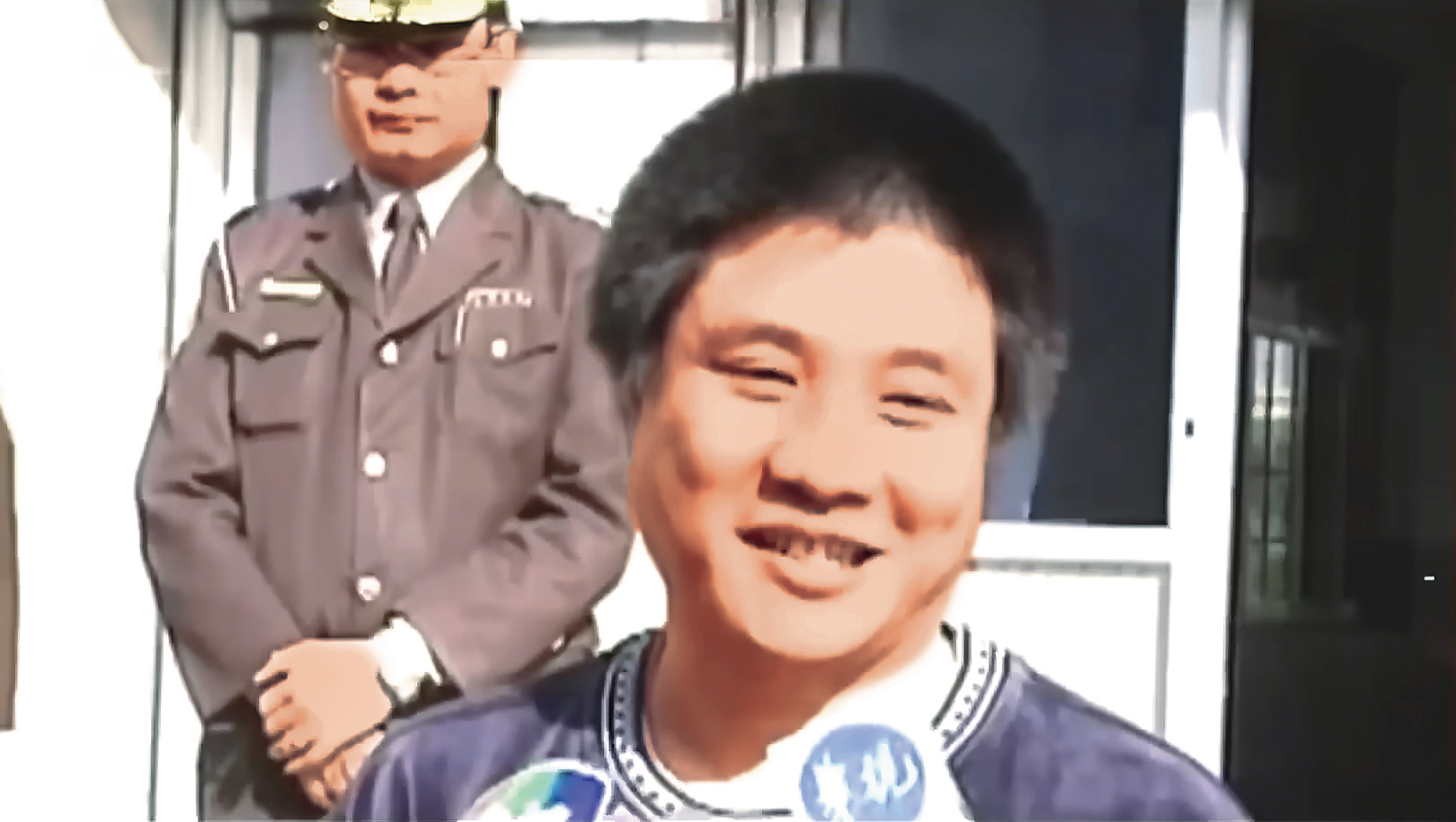 許金德為台南新營人，家境貧寒，從小靠著打零工維生，卻也染上不少惡習。（翻攝東森新聞）