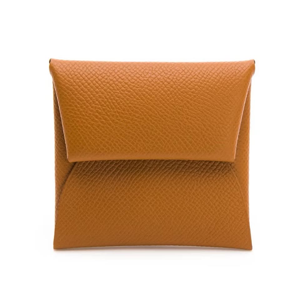 Hermès Bastia系列釦式迷你方形零錢包。NT$13,800（BREEZE COUTURE提供）       