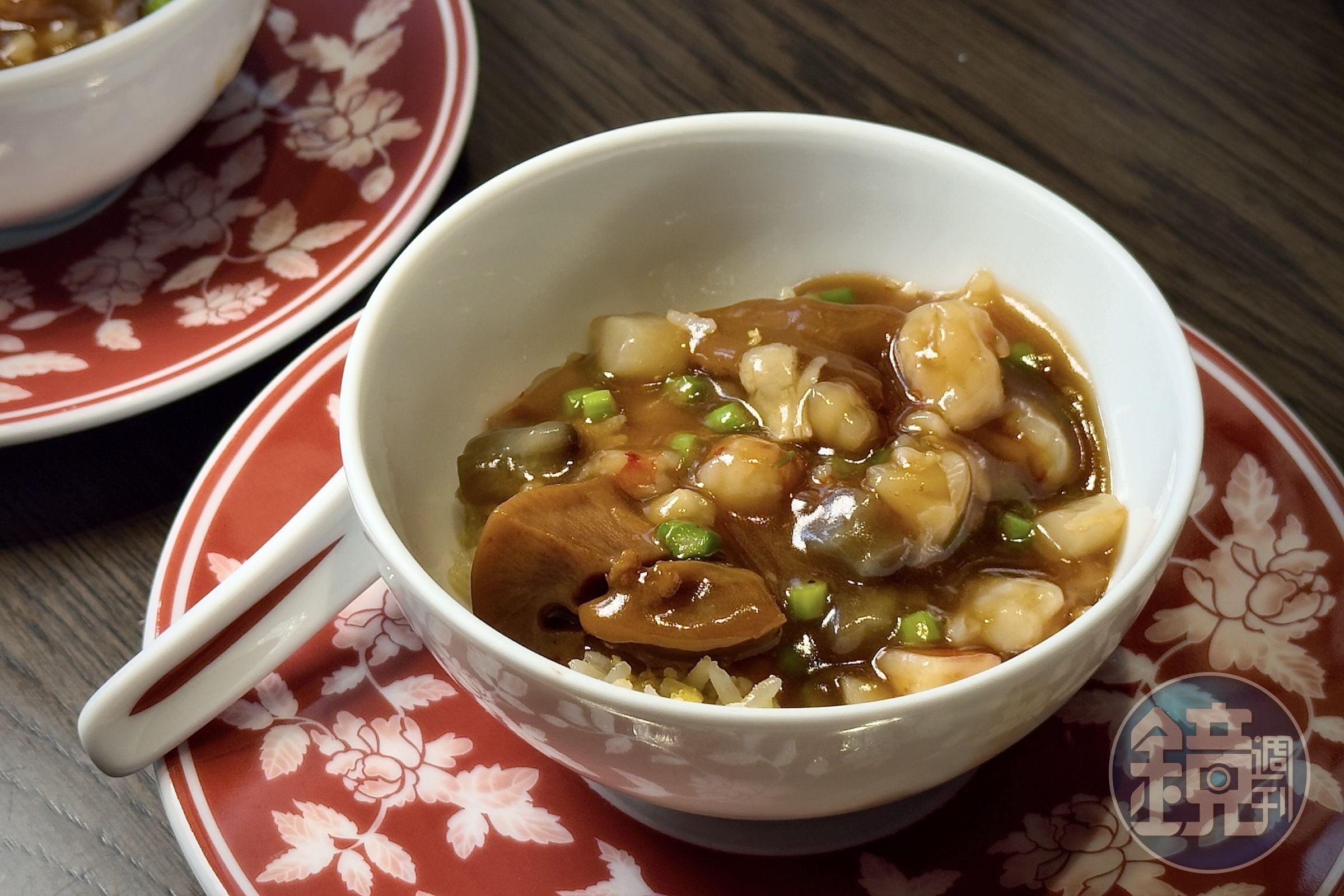 經典主食升華「海味福建炒飯」匯集鮑魚、遼參與花膠等珍貴海味，交織濃郁鮮香與香濃鑊氣。