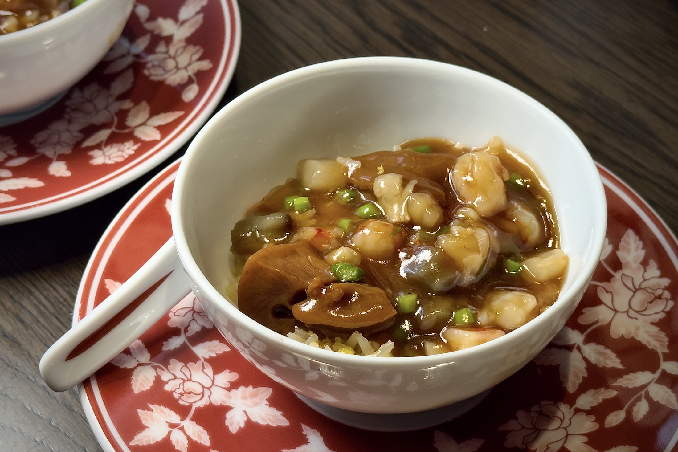 經典主食升華「海味福建炒飯」匯集鮑魚、遼參與花膠等珍貴海味,交織濃郁鮮香與香濃鑊氣。