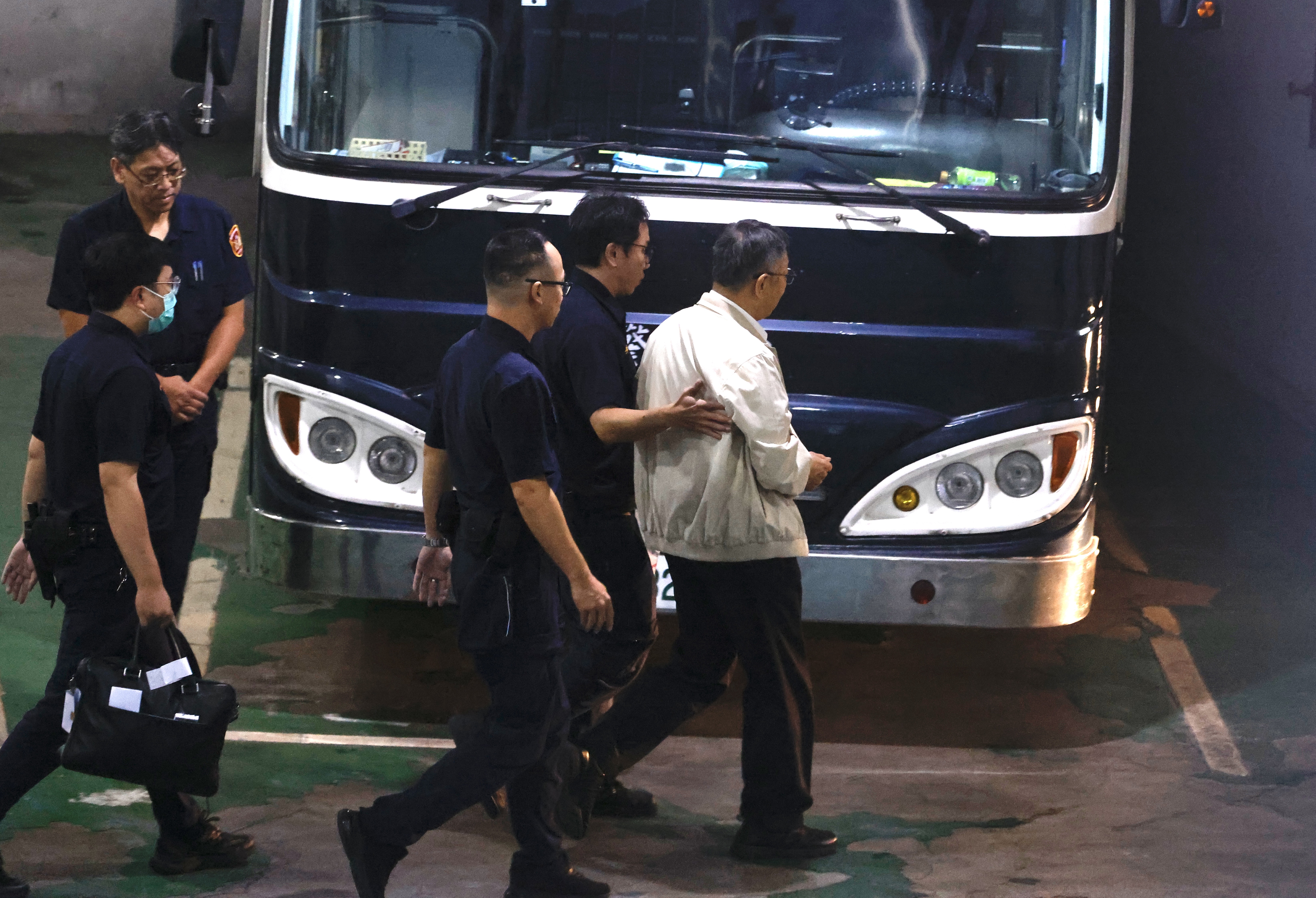 柯文哲日前遭羈押禁見，上銬送台北看守所。